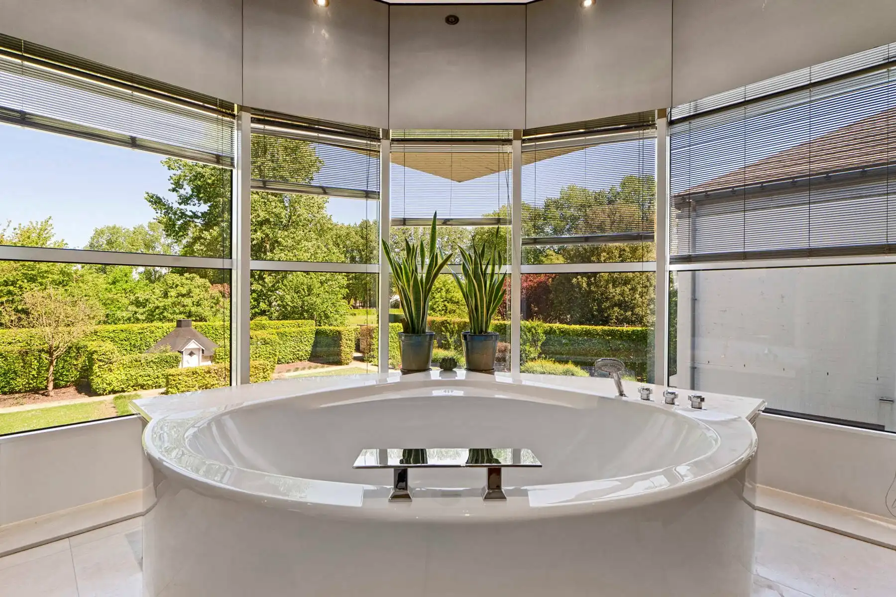 MODERNE VILLA MET 5 SLAAPKAMERS EN ONDERHOUDSVRIENDELIJKE TUIN foto 29