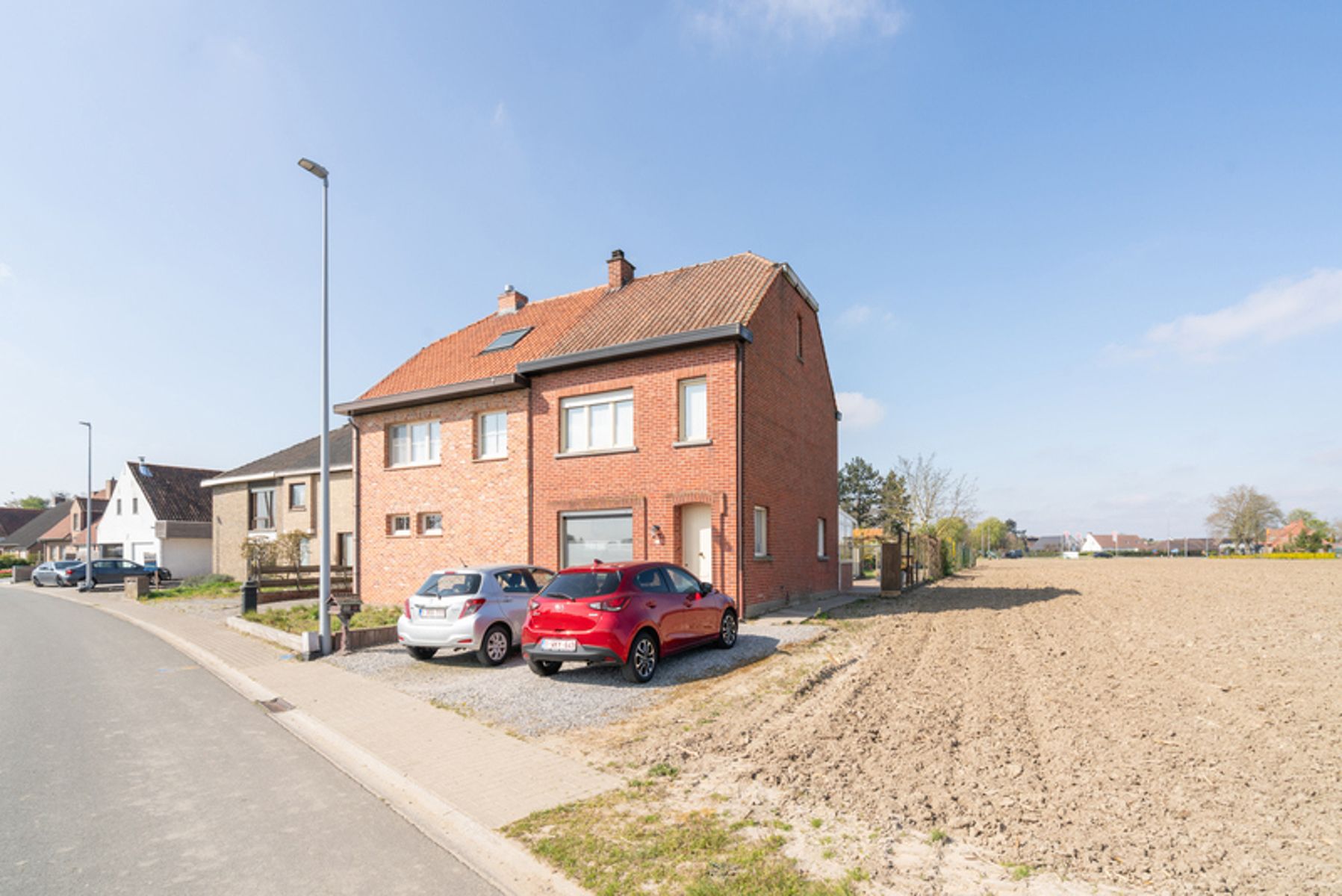 Ideale starterswoning met ruime en zonnige tuin! foto 2