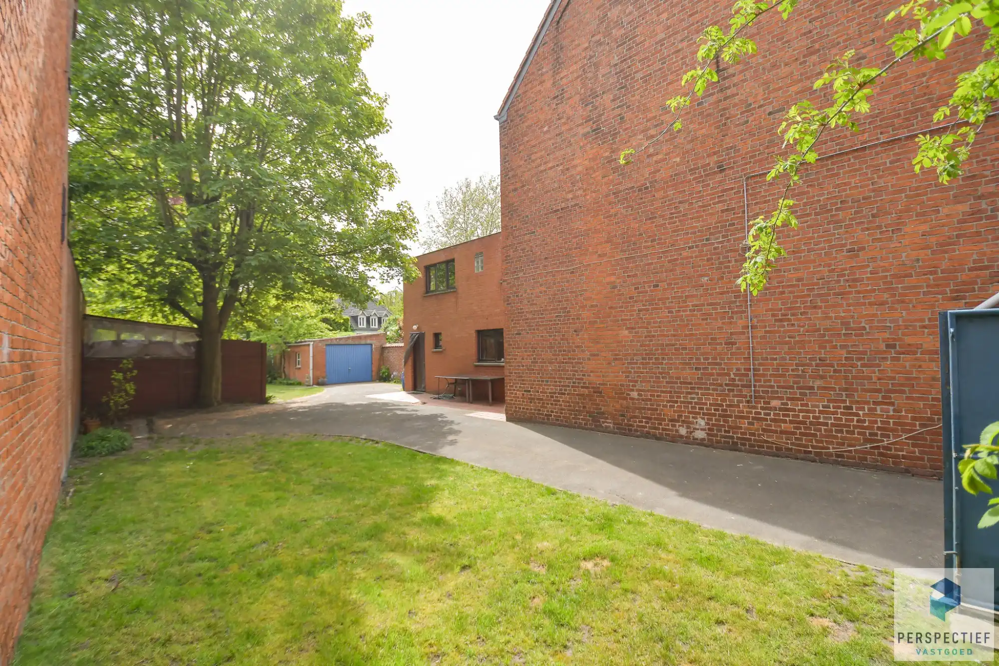 Ruime halfopen bebouwing met tuin en garage in het centrum van Oedelem foto 4