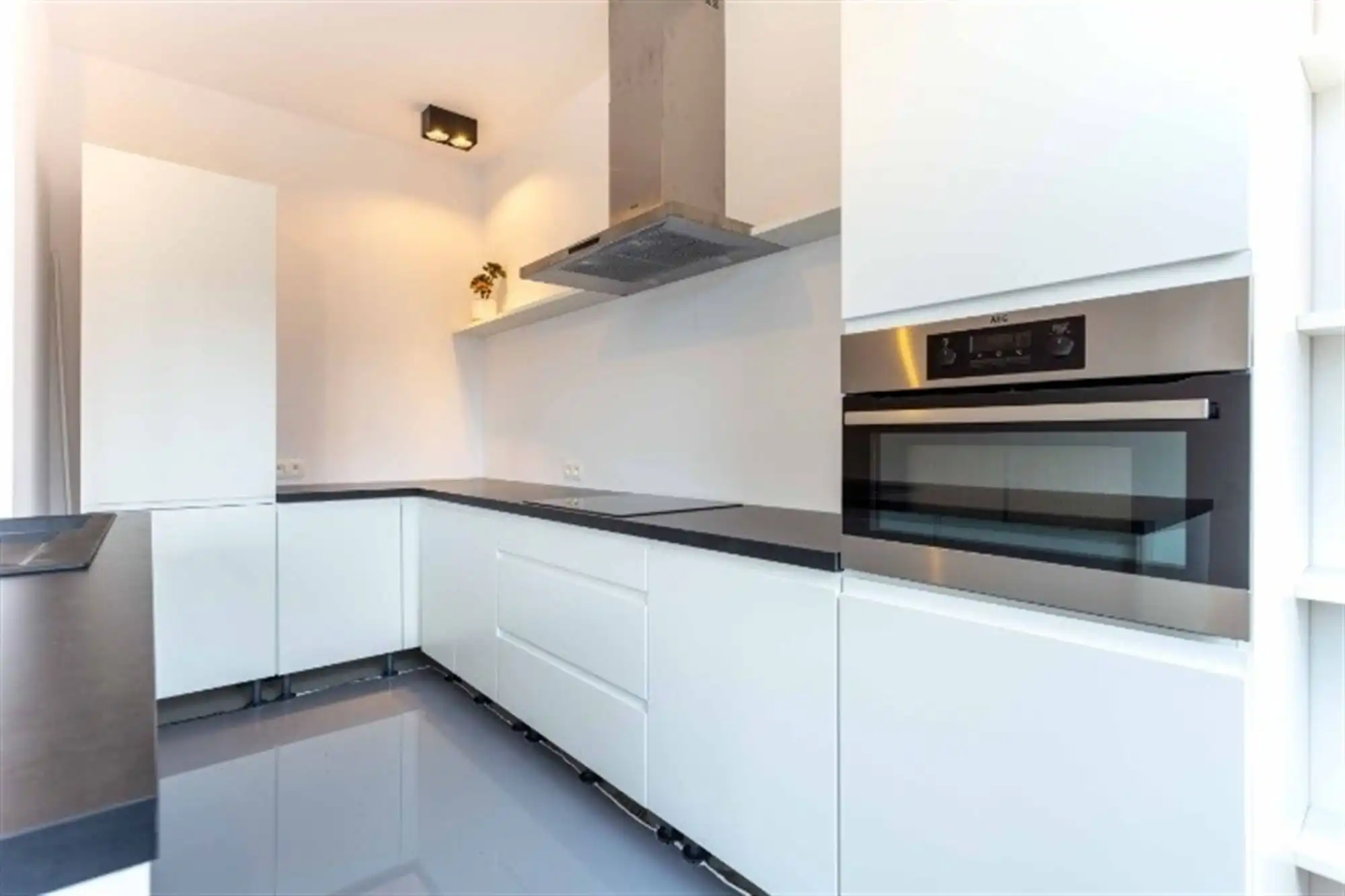 Gerenoveerd 2-slpk appartement nabij Rivierenhof foto 8