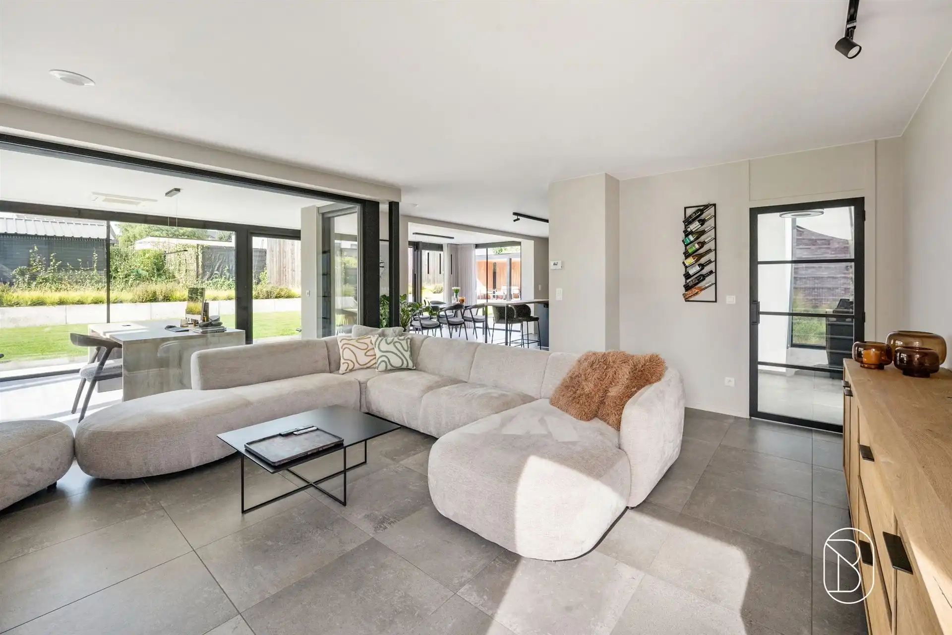 Topgelegen recente moderne woning foto 8