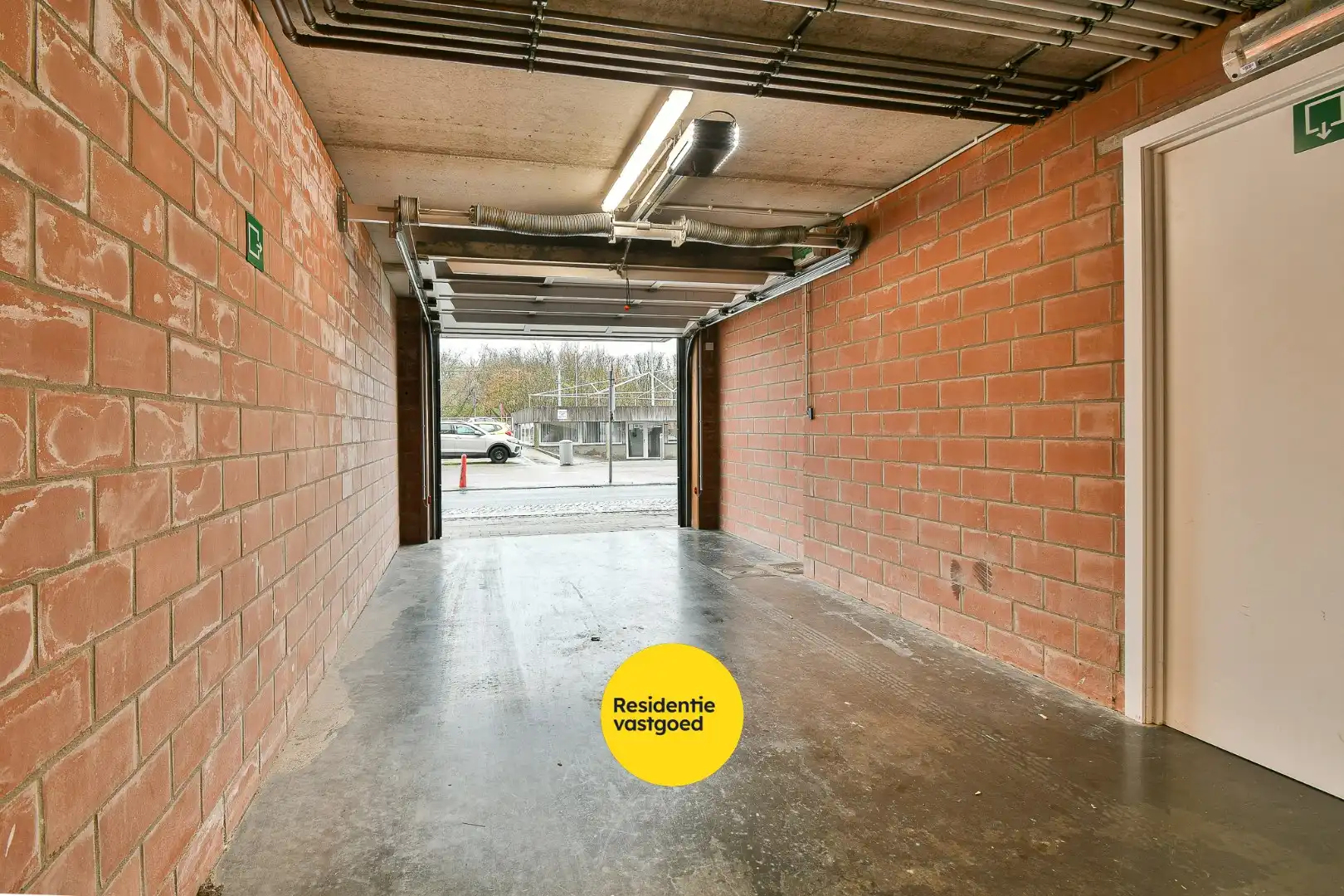 Private autostaanplaats in afgesloten complex te Bredene foto 2