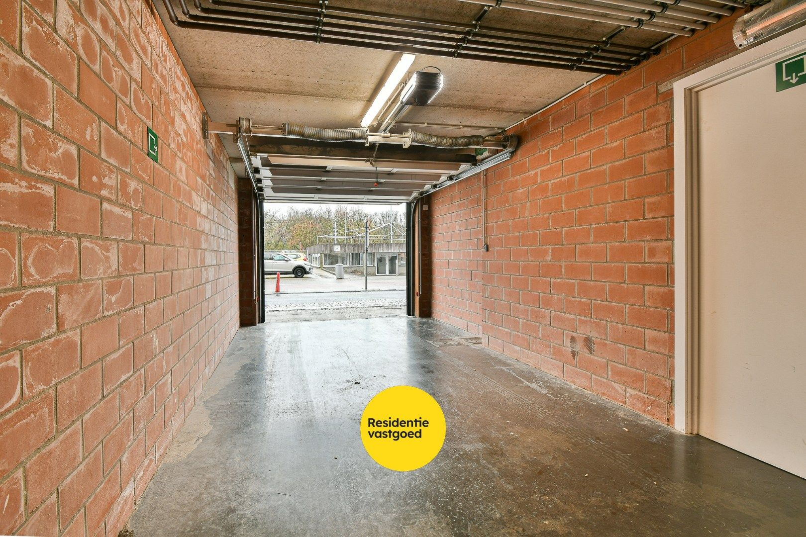 Private autostaanplaats in afgesloten complex te Bredene foto 2