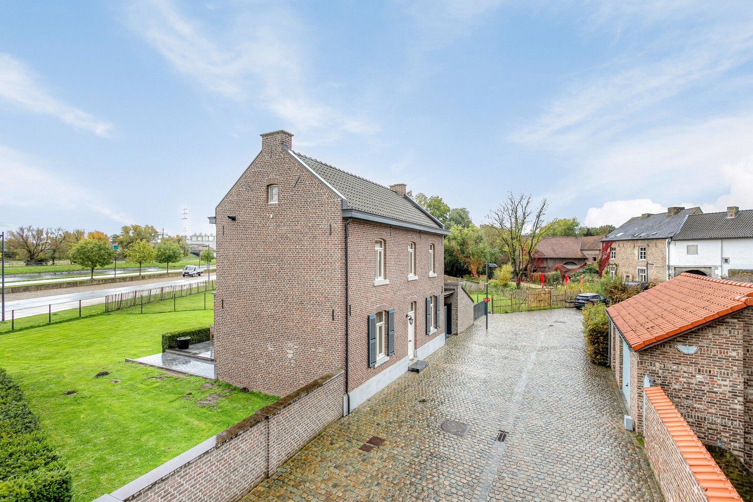 Stijlvol gerestaureerd herenhuis met authentieke flair in het historisch centrum van Oud-Rekem! foto 26