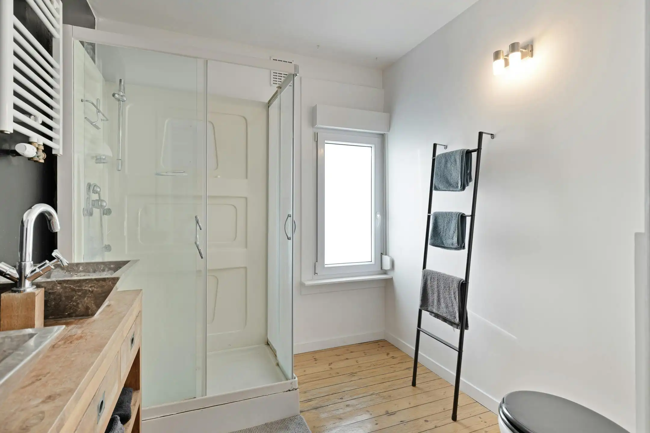 Volledig gerenoveerde woning met tuin te koop in Luchtbal!  foto 12