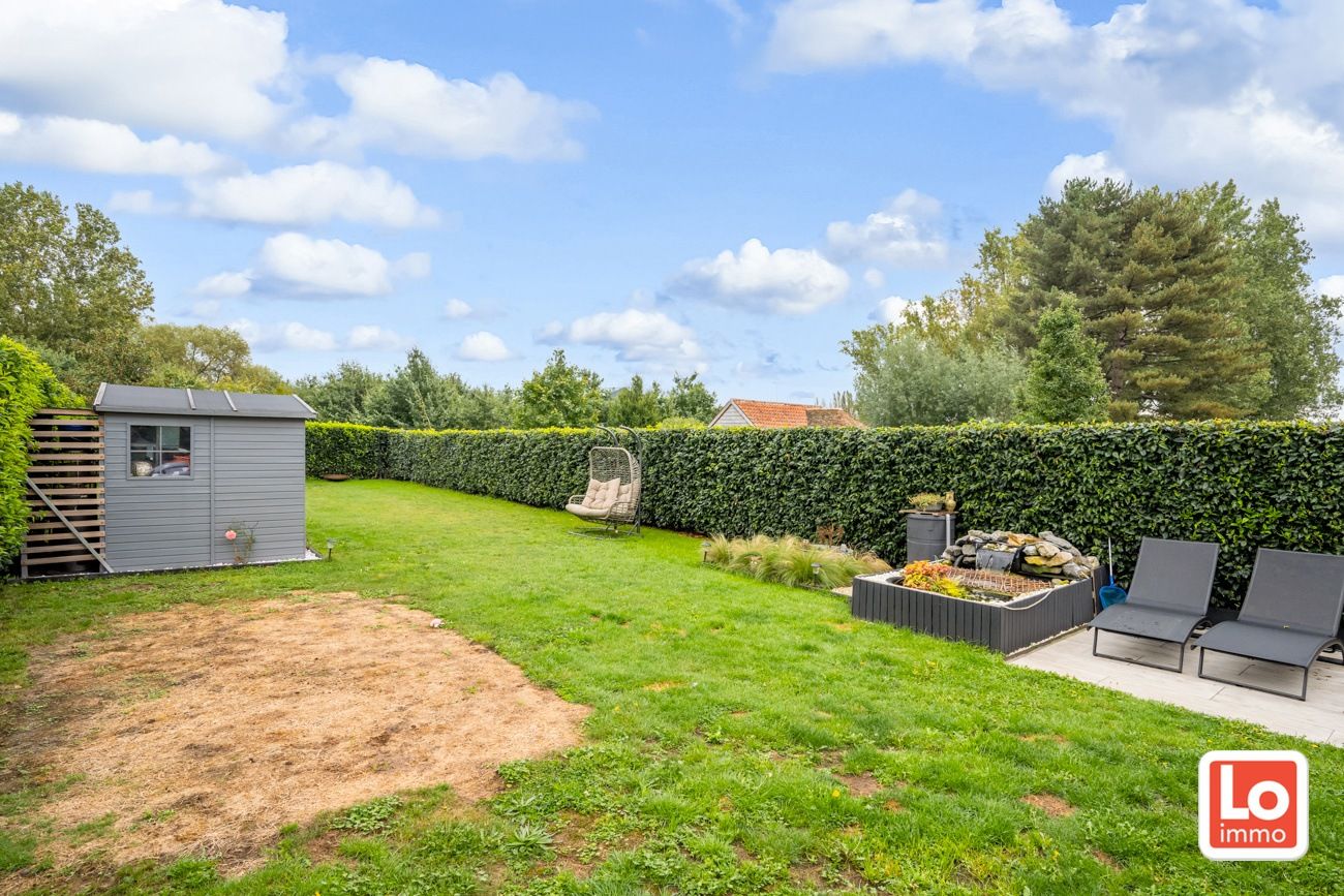 IN OPTIE! Instapklare én energiezuinige halfopen woning met inpandige garage op een topligging in de wijk 'Oudenbos' op de grens tussen Zeveneken en Lokeren. foto 24