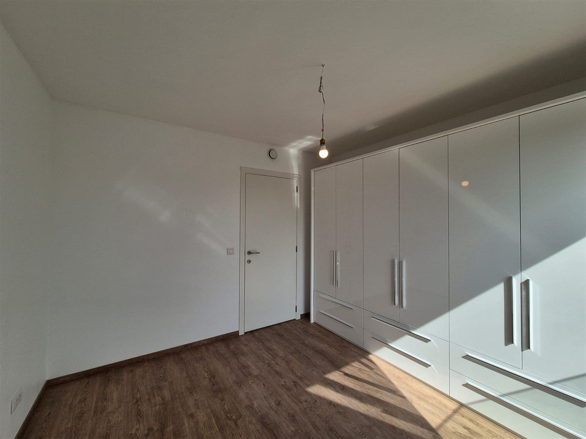 Lichtrijk nieuwbouw appartement met terras en staanplaats. foto 10