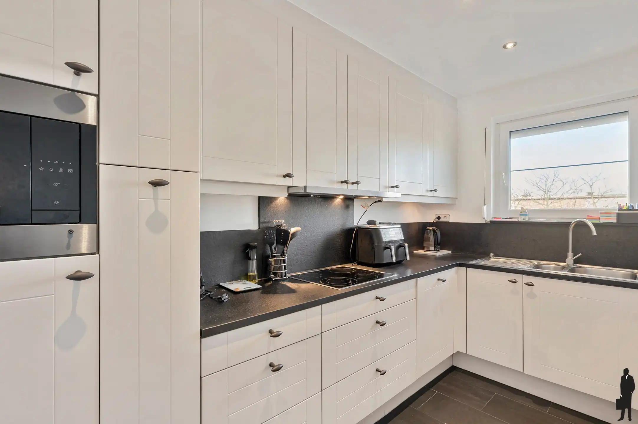 Appartement met terras + garage te Hoevenen! foto 5