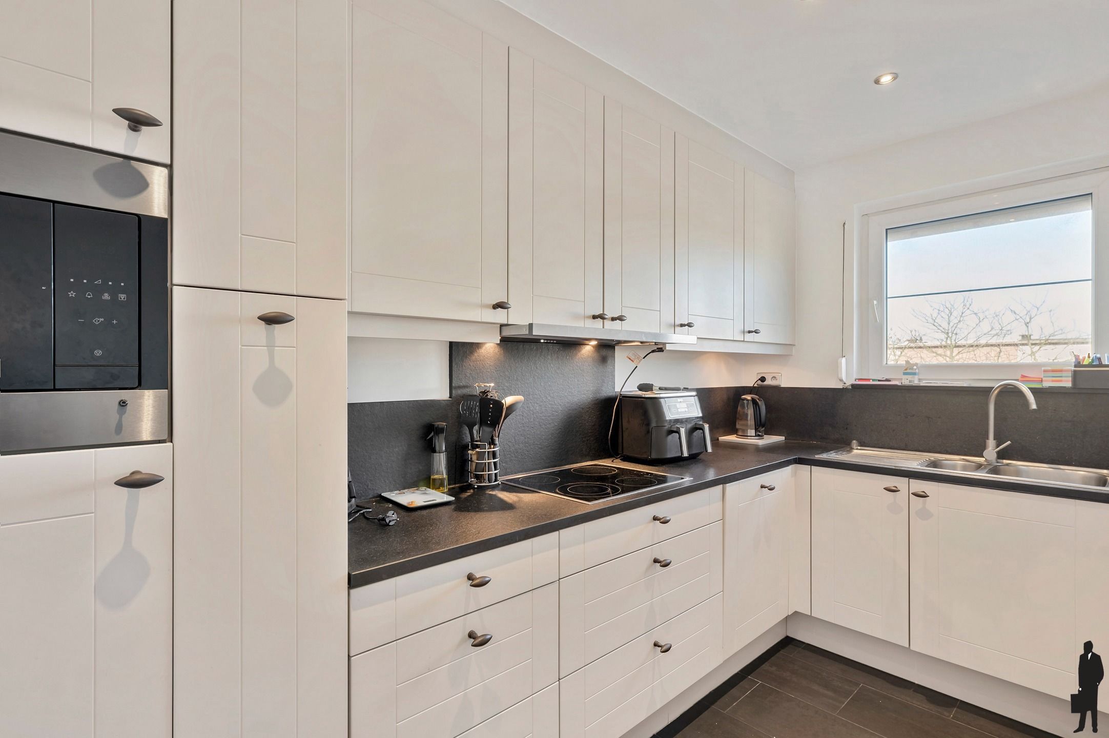 Appartement met terras + garage te Hoevenen! foto 5