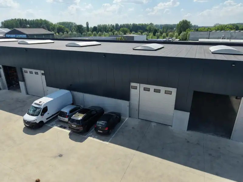 Magazijn/KMO-unit van 262 m² te huur met parkeerplaats foto {{pictureIndex}}