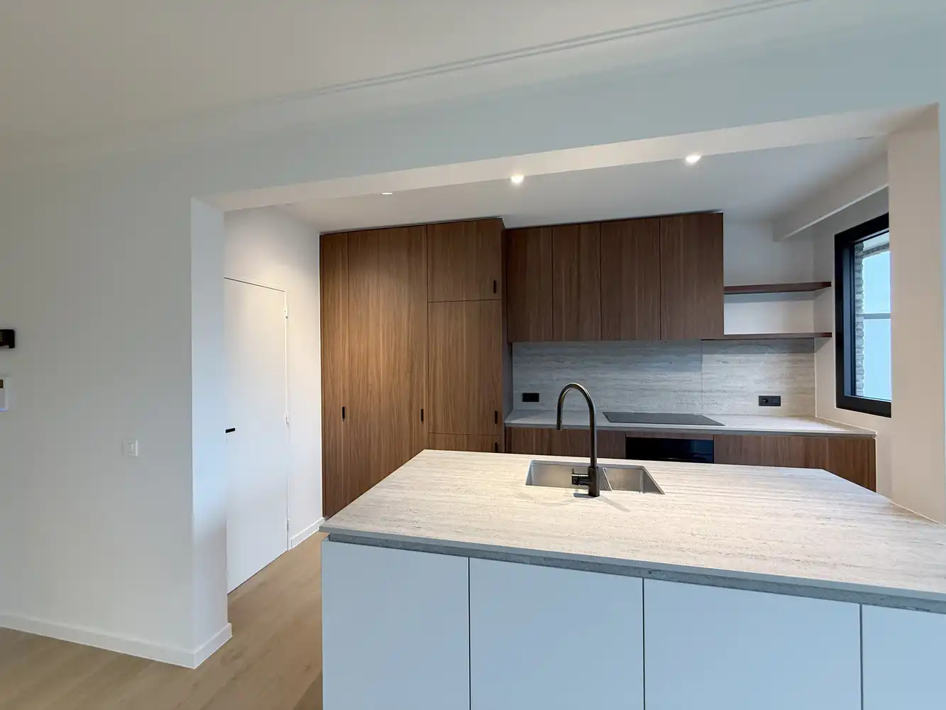 Instapklaar en volledig vernieuwd: uw nieuwe thuis in Berchem foto 2