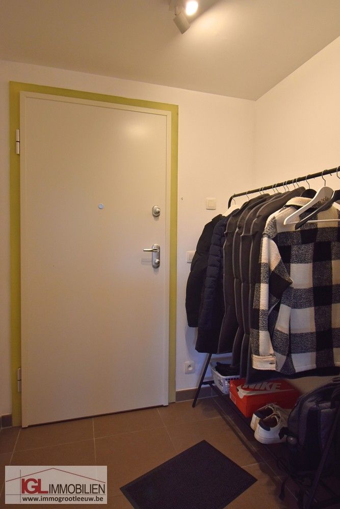 Recente 1 kamer appartement met terras en staanplaats. foto 9