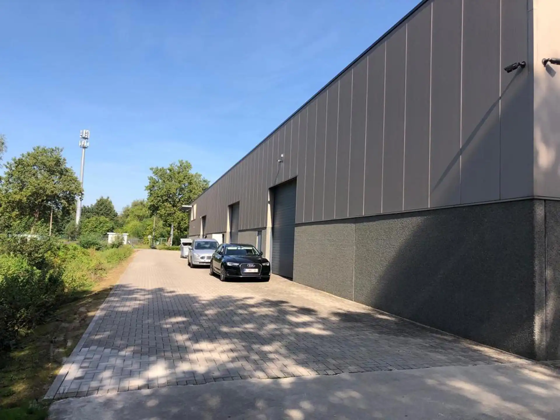 Magazijn van 281m² met kantoor (72m²) en 2 poorten foto 9