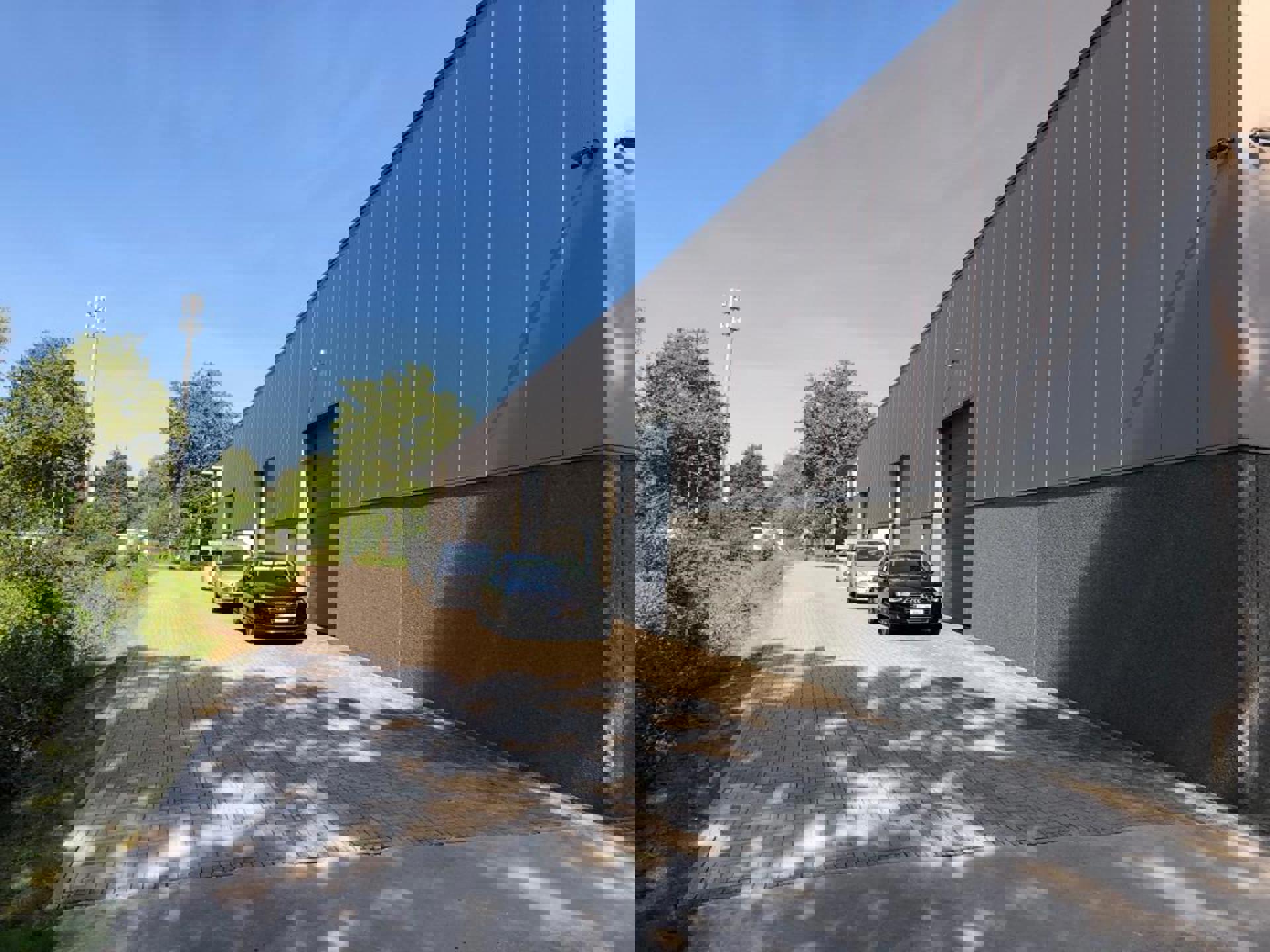 Magazijn van 281m² met kantoor (72m²) en 2 poorten foto 9