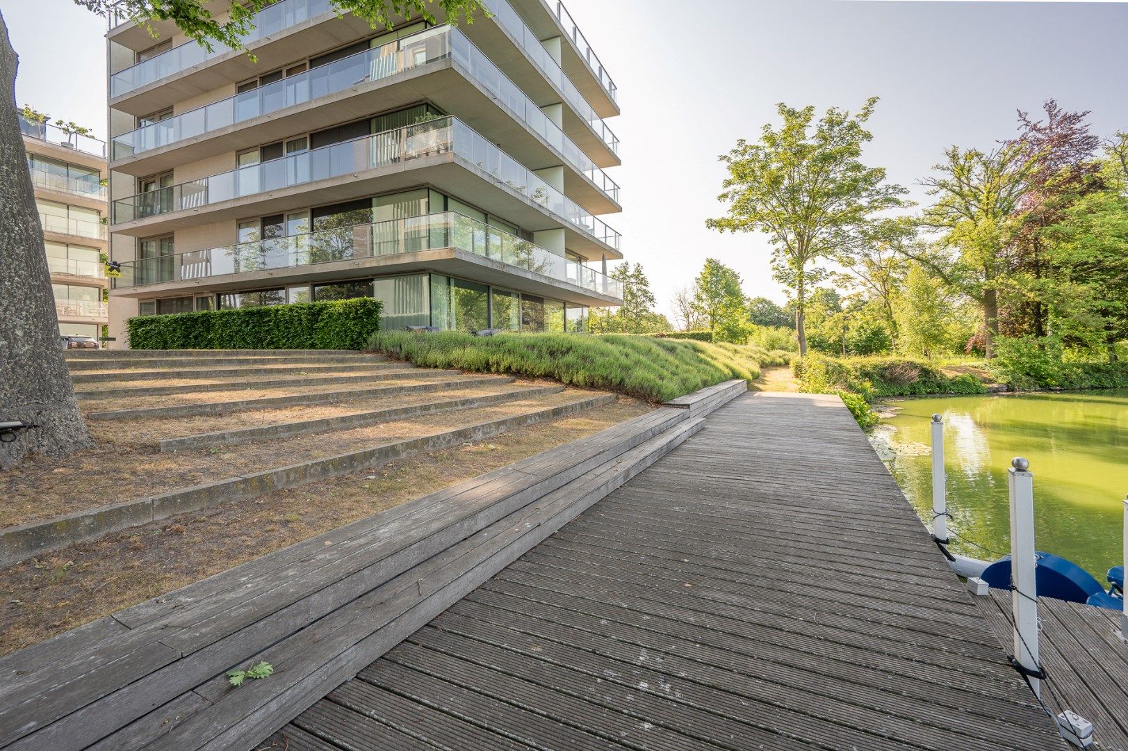 Subliem wonen aan het water - een oase van rust in hartje Sint-Michiels foto {{pictureIndex}}