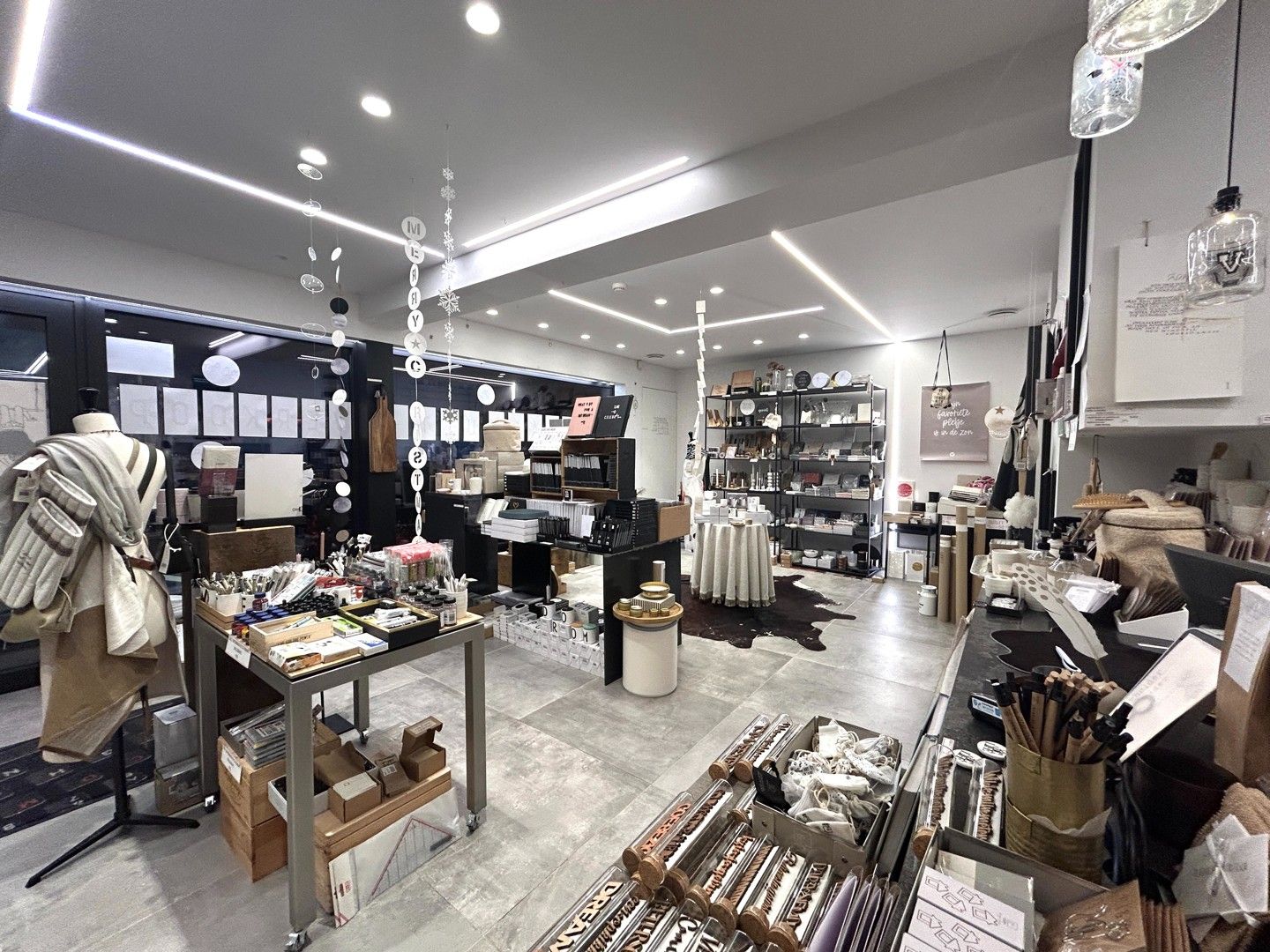 Ruim handelspand op commerciële topligging te Tielt! foto 3