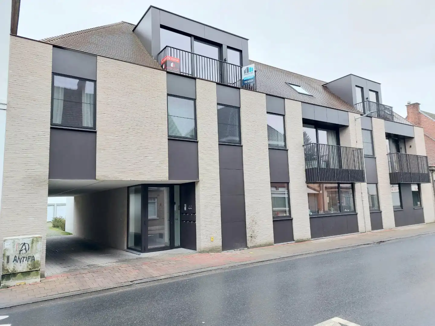 Nieuwbouwgarage foto {{pictureIndex}}