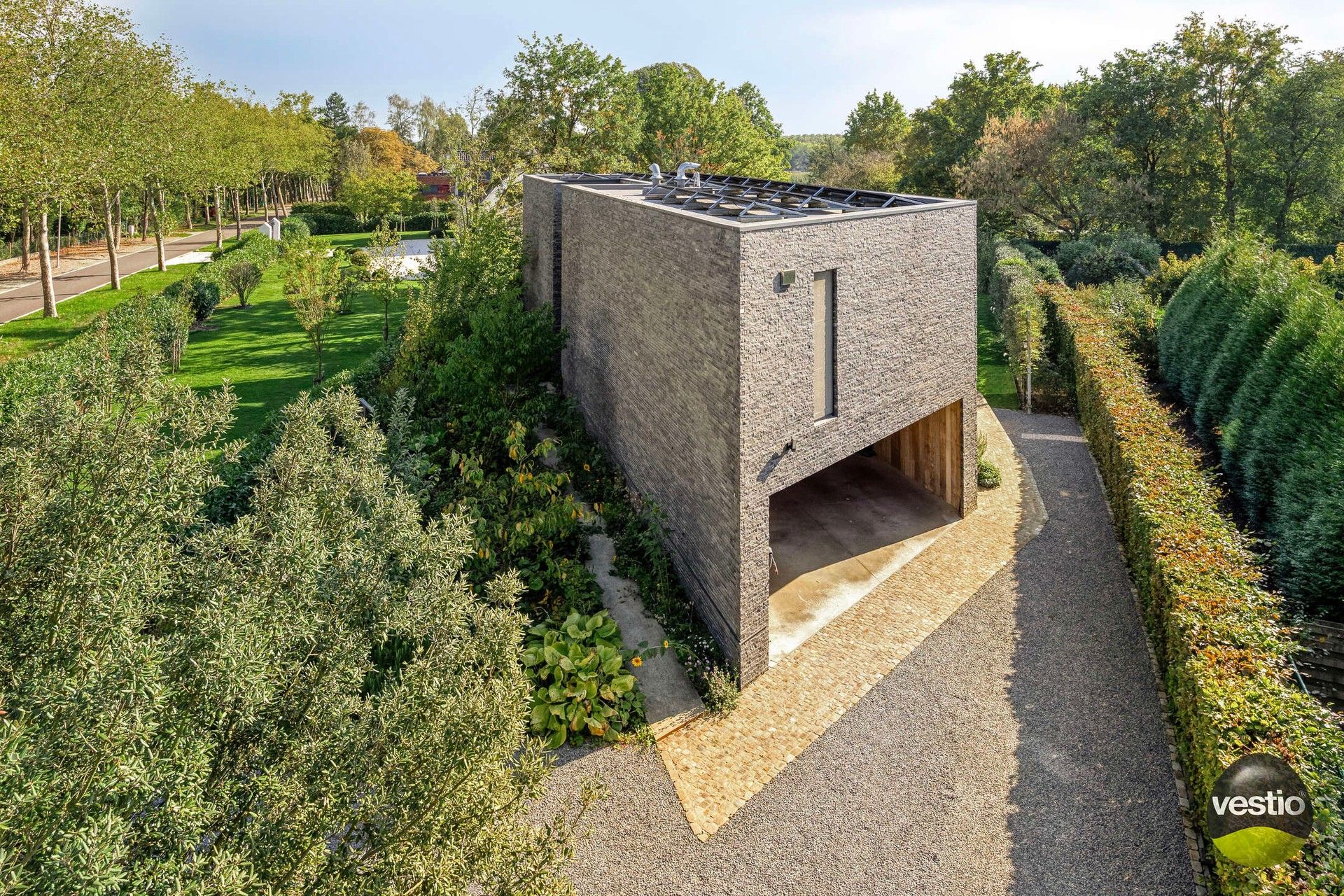 Moderne villa in de gegeerde Mombeekdreef – luxe, licht en rust op een toplocatie in Hasselt foto {{pictureIndex}}