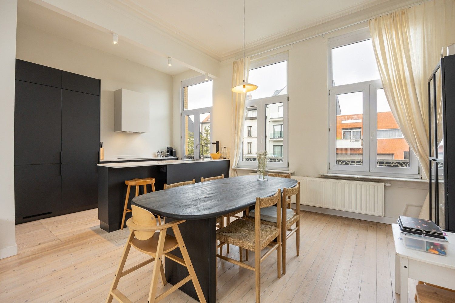 Ruime en karaktervolle herenwoning met zonnige tuin, dakterras en laadpunt in het hart van Merksem foto 3