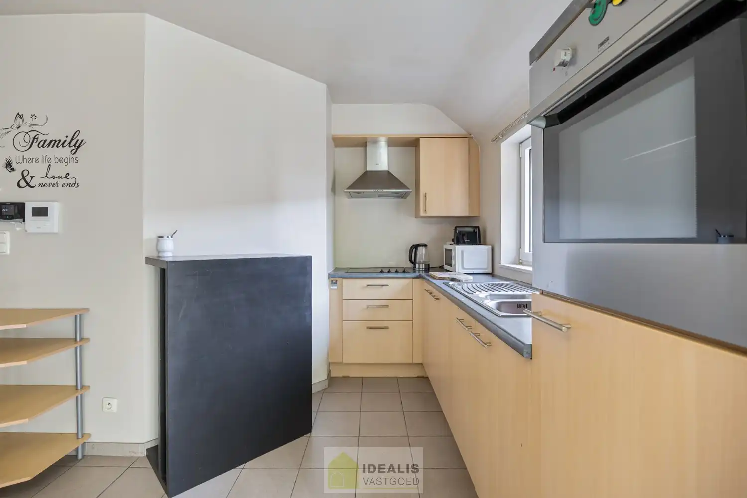 IDEALIS VASTGOED – KNAP APPARTEMENT GELEGEN OP UITERST CENTRALE LOCATIE TE OVERPELT, PELT. Dit knappe appartement met bouwjaar 2000 omvat een aangename ca.72m² en  biedt plaats aan een lichtrijke leefruimte met aansluitend goed onderhouden keuken, 2 knappe slaapkamers, badkamer en dakterras! Een fraai appartement, zeer geschikt voor kandidaten op zoek naar betaalbare woonruimte vlak bij het centrum van (Over)Pelt! foto 10