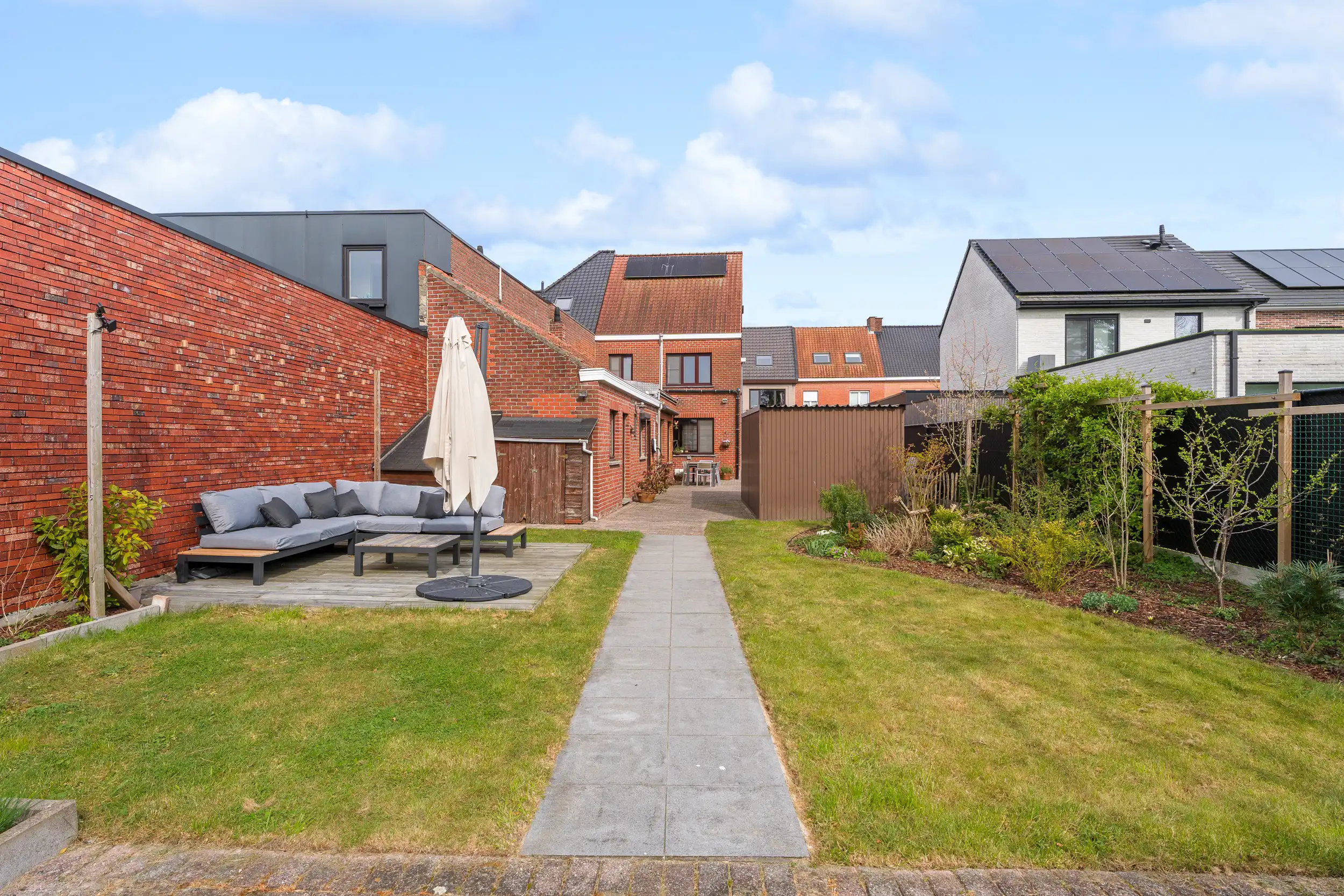 Ruime gezinswoning met 4 slpk, zonnepanelen & zonnige tuin foto 2