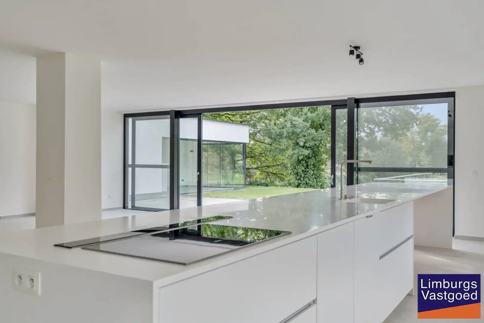 Exclusieve woning met praktijkruimte en zicht op weilanden foto 8