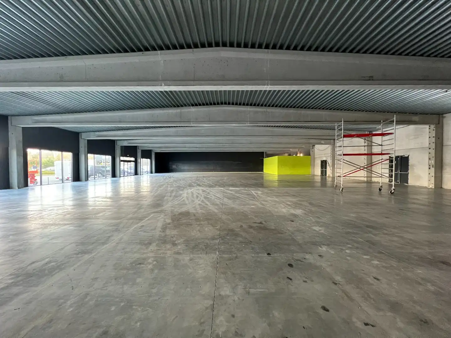 819m² AMBACHTELIJKE KMO-UNIT TE IEPER foto 2