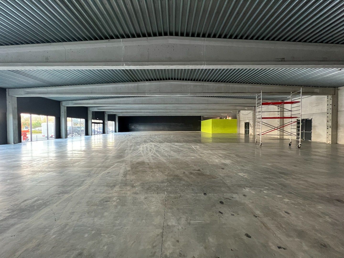 819m² AMBACHTELIJKE KMO-UNIT TE IEPER foto 2