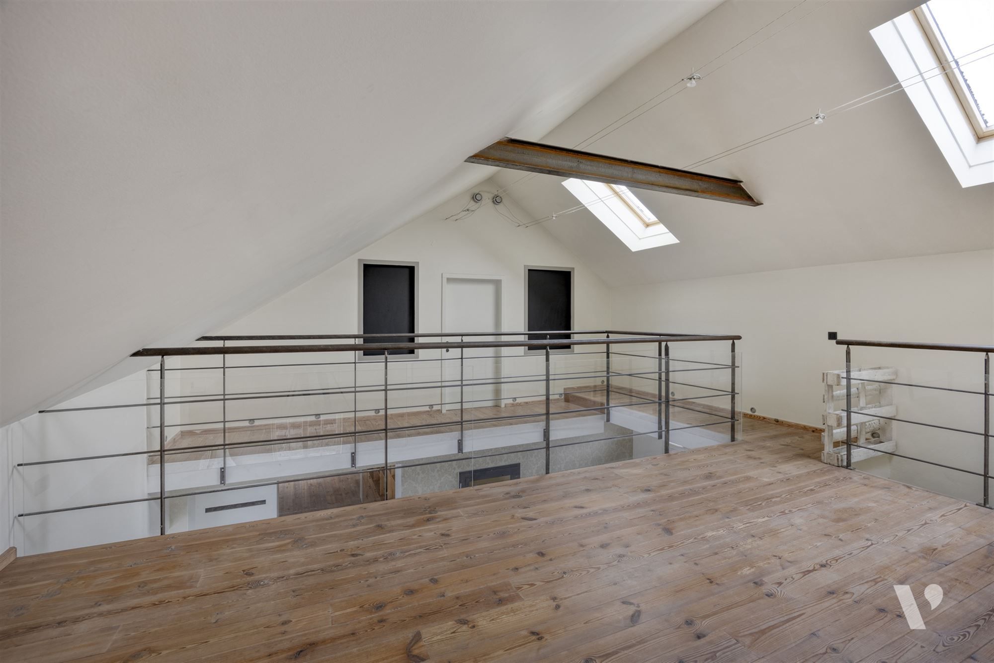 Prachtig gerenoveerde woning (279m²) met zwemvijver foto 23
