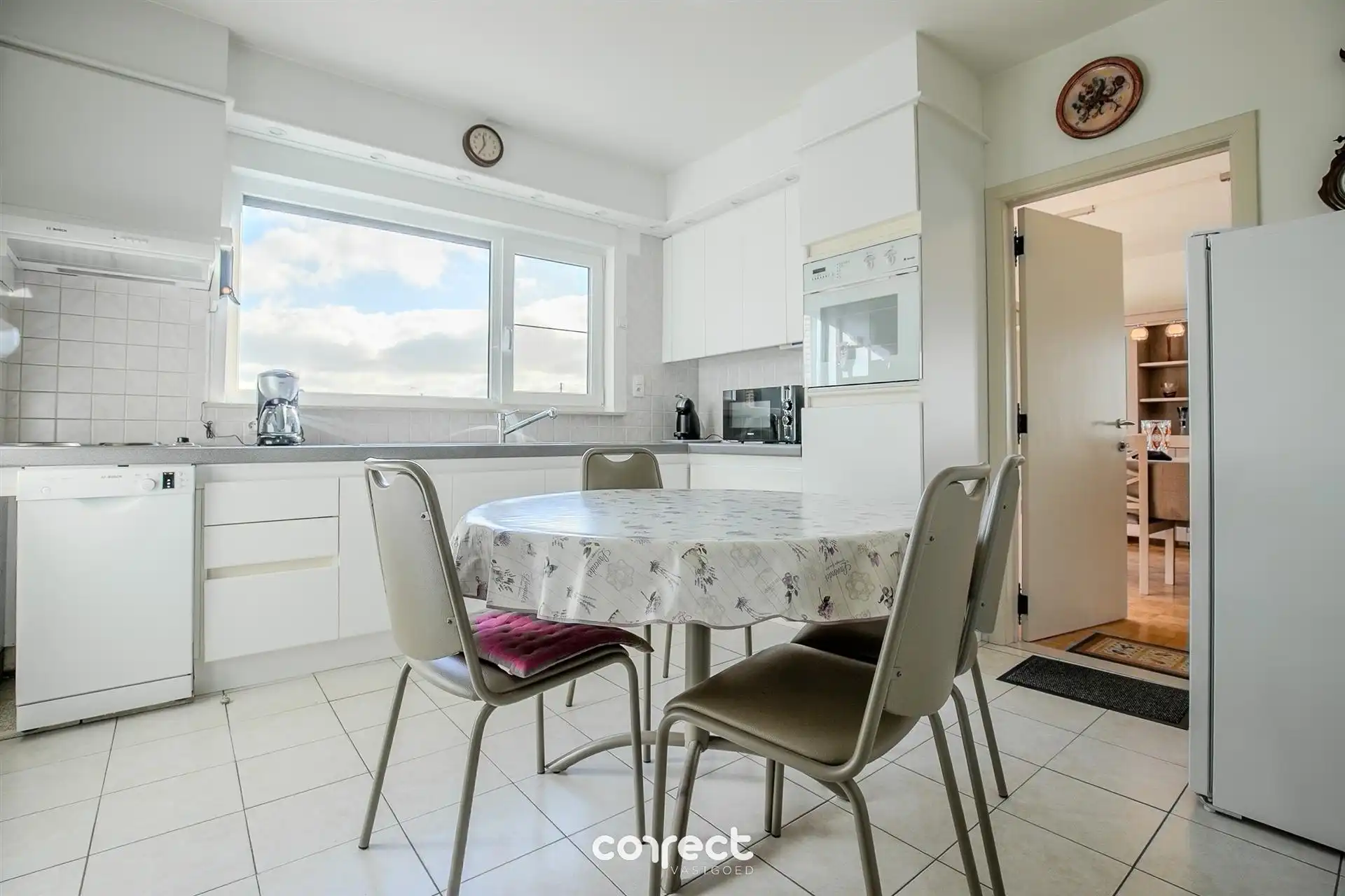 Ruime open bebouwing met 5 slaapkamers, 2 badkamers,  tuin,  garage, carport en werkplaats. foto 6