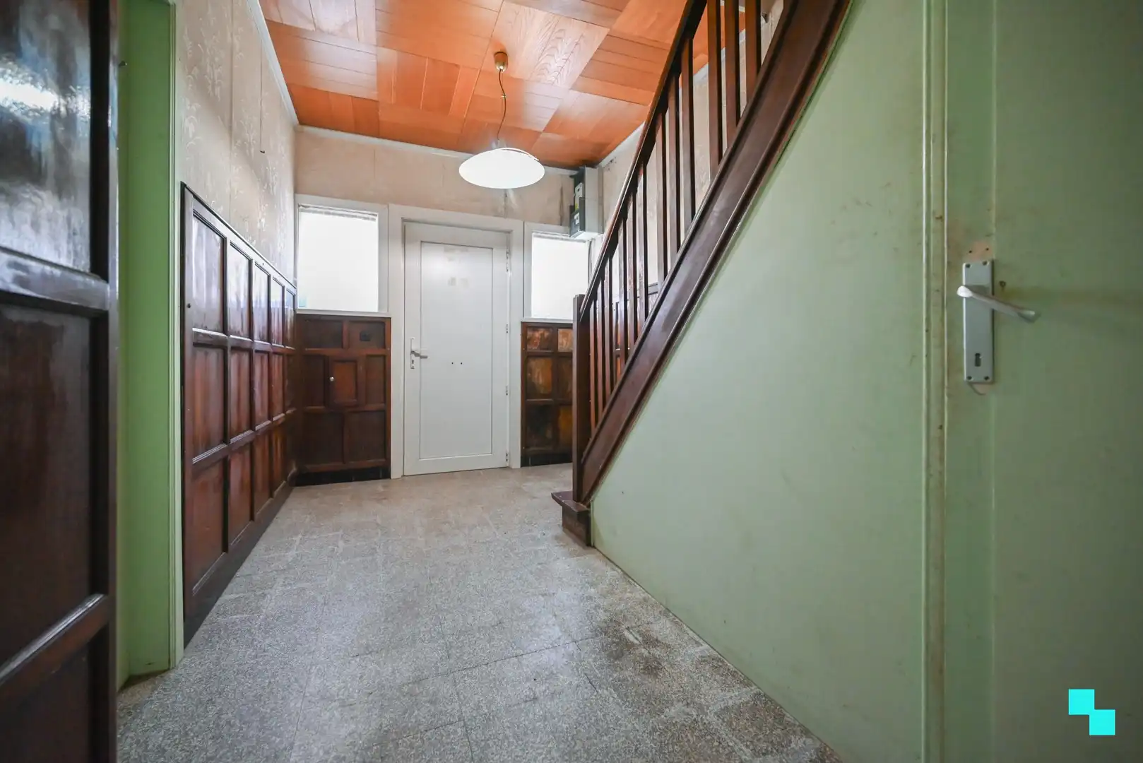 Te renoveren halfopen bebouwing met garage foto 5