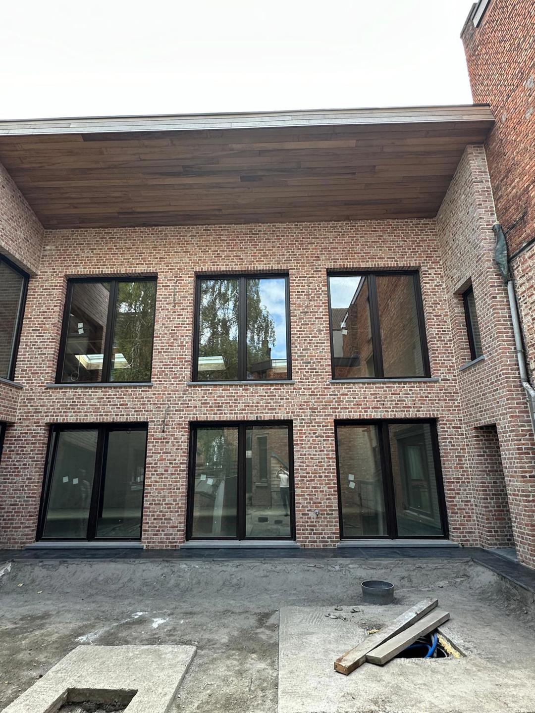 TE HUUR Nieuwbouw en gerenoveerde kantoorruimte te Berchem. foto 3