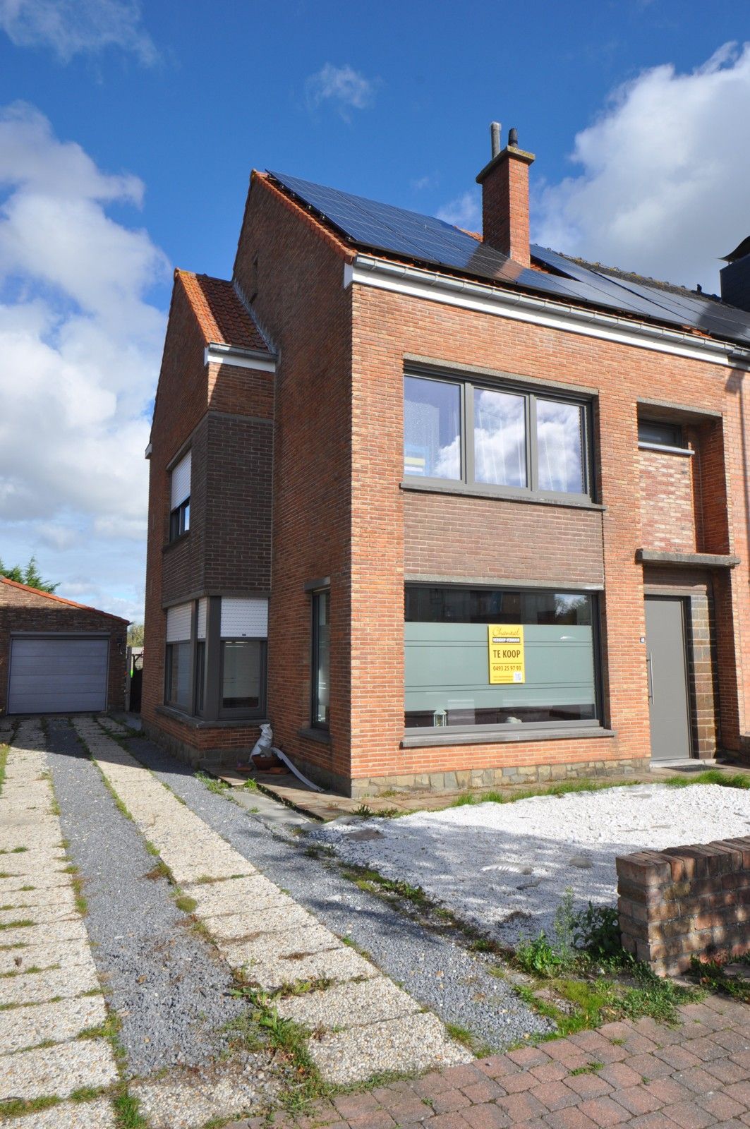 Gedeeltelijk gerenoveerde woning met grote tuin te Zandvoorde ! foto {{pictureIndex}}