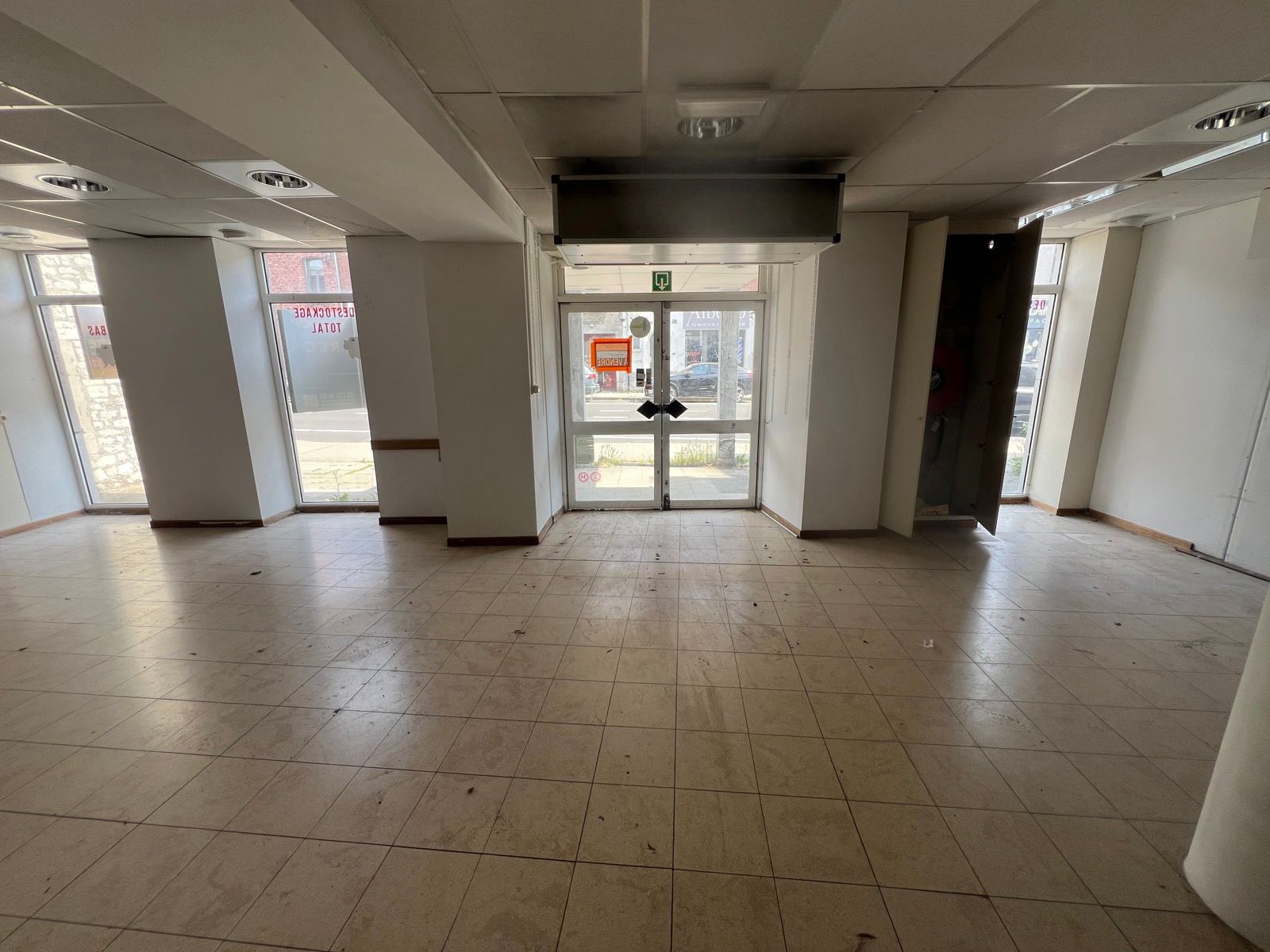 Opbrengsteigendom: Handelsgelijkvloers + 2 appartementen te koop te Bouge. foto 2