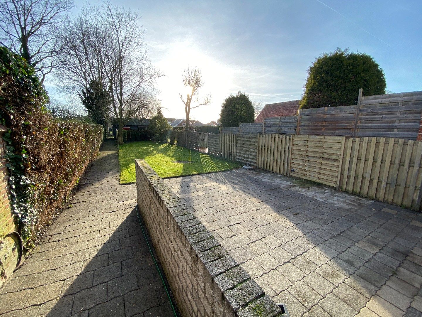 Gerenoveerde half vrijstaande woning met royale tuin en dubbele garage. foto 7