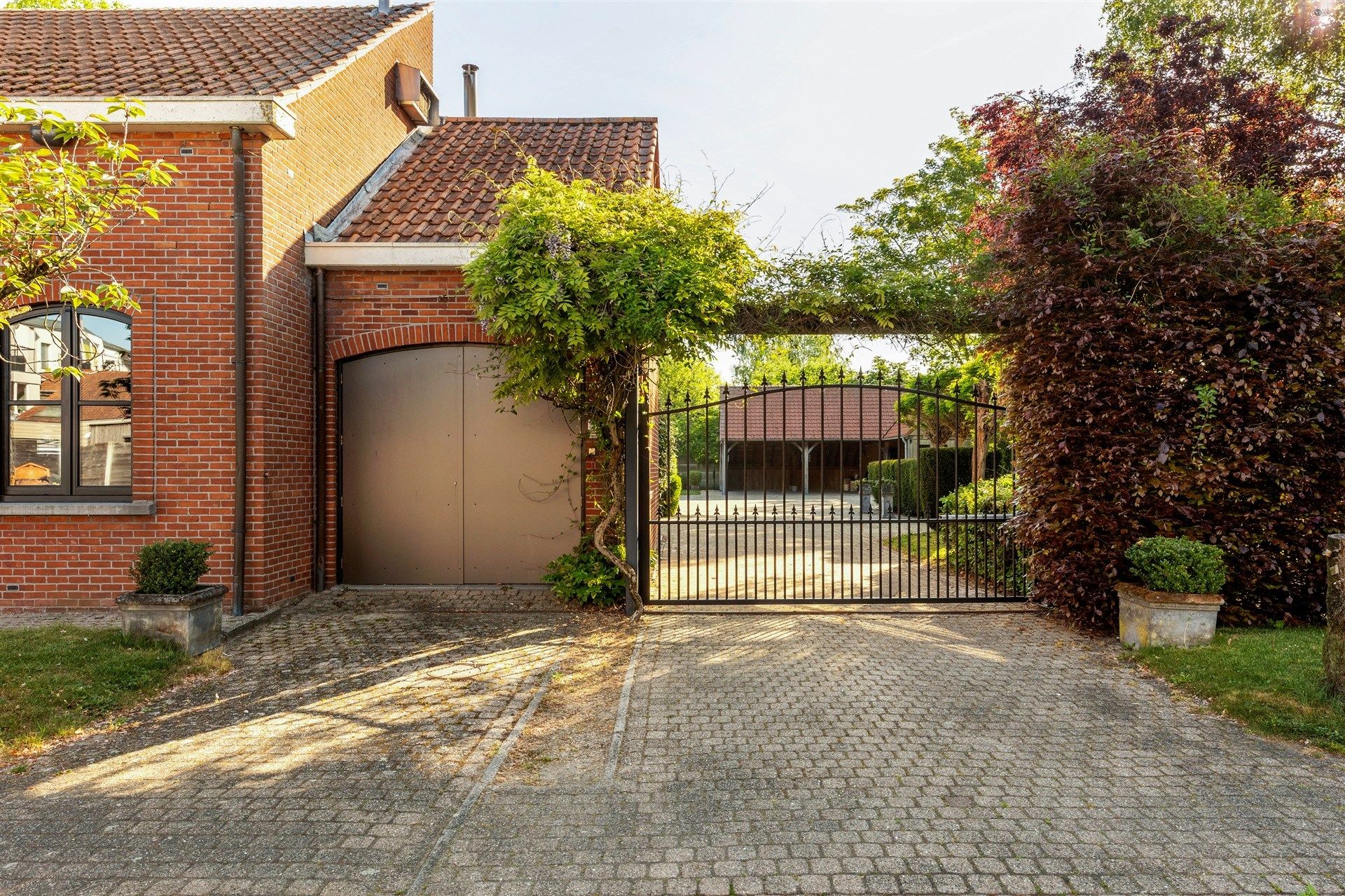 Stijlvolle en hoogwaardig afgewerkte villa met bijgebouw op fantastische locatie op perceel van 1784 m² foto 4