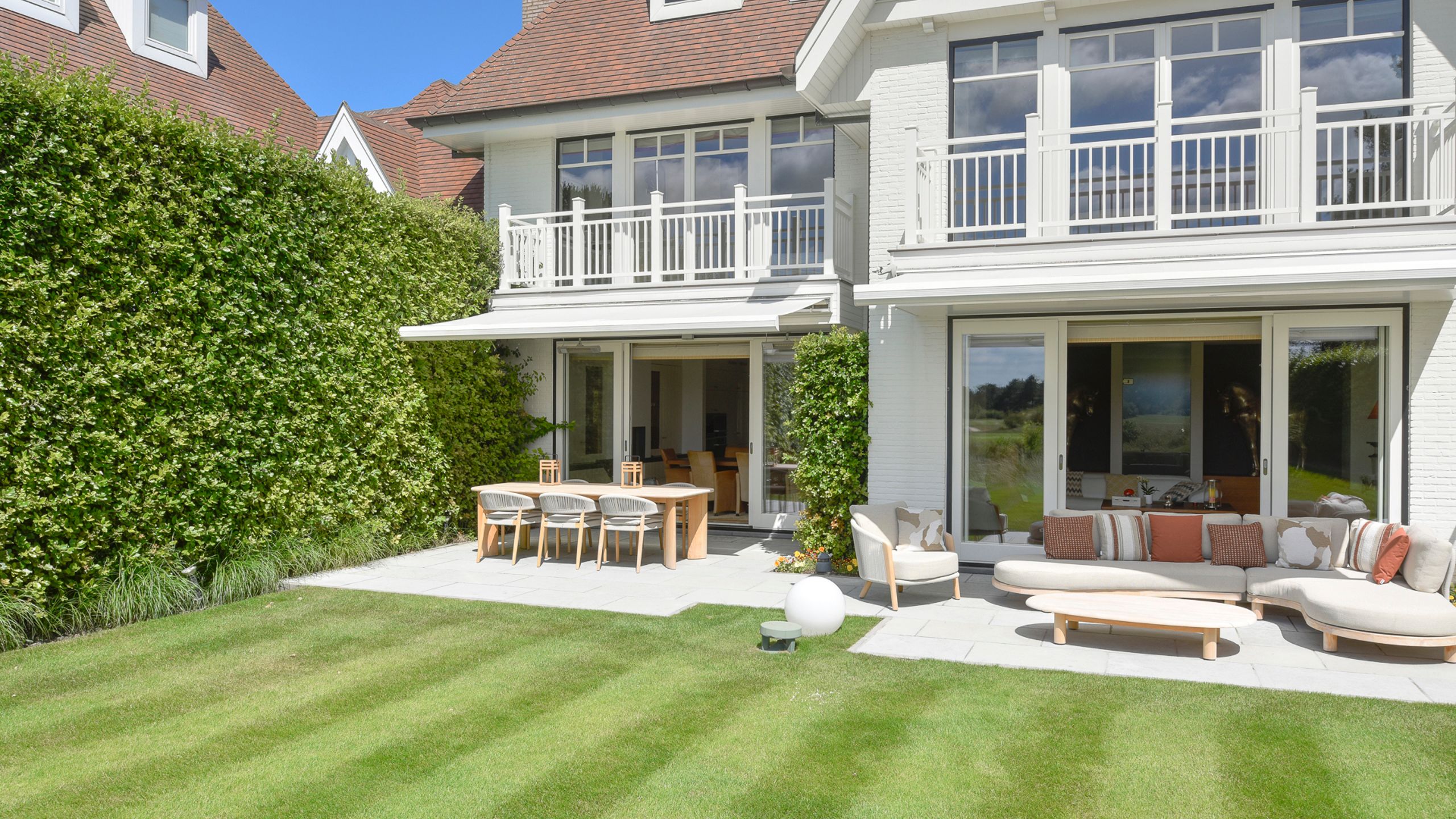 VILLA met panoramisch zicht en unieke ligging aan de golf... foto 6