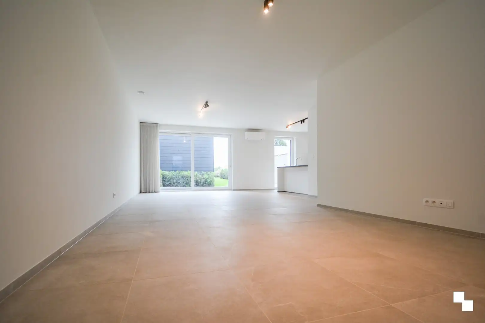 Volledig afgewerkte nieuwbouwwoning met carport te Sleihage foto 3