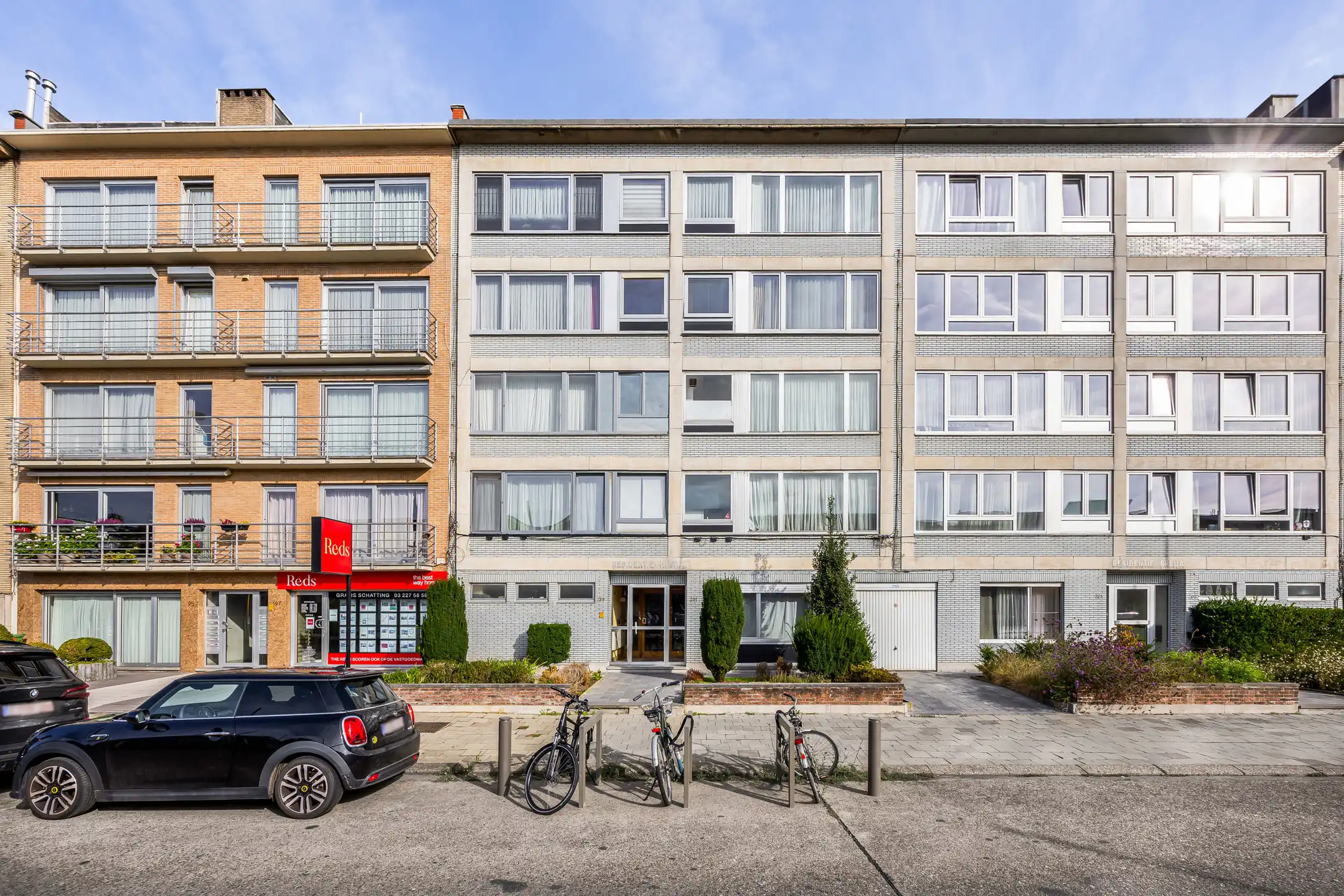 Appartement met 2 slaapkamers en terras op goede locatie foto 2