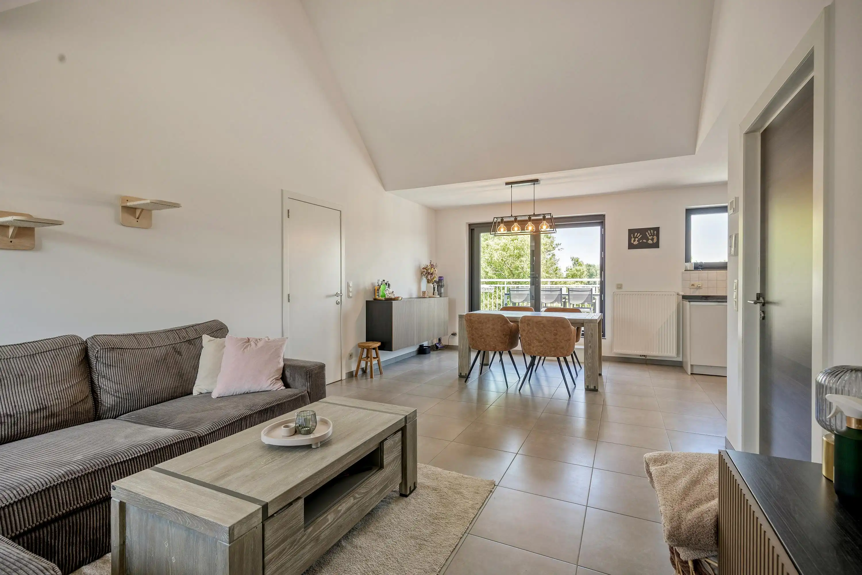 Instapklaar appartement  met ruim terras te koop in Brecht! foto 4