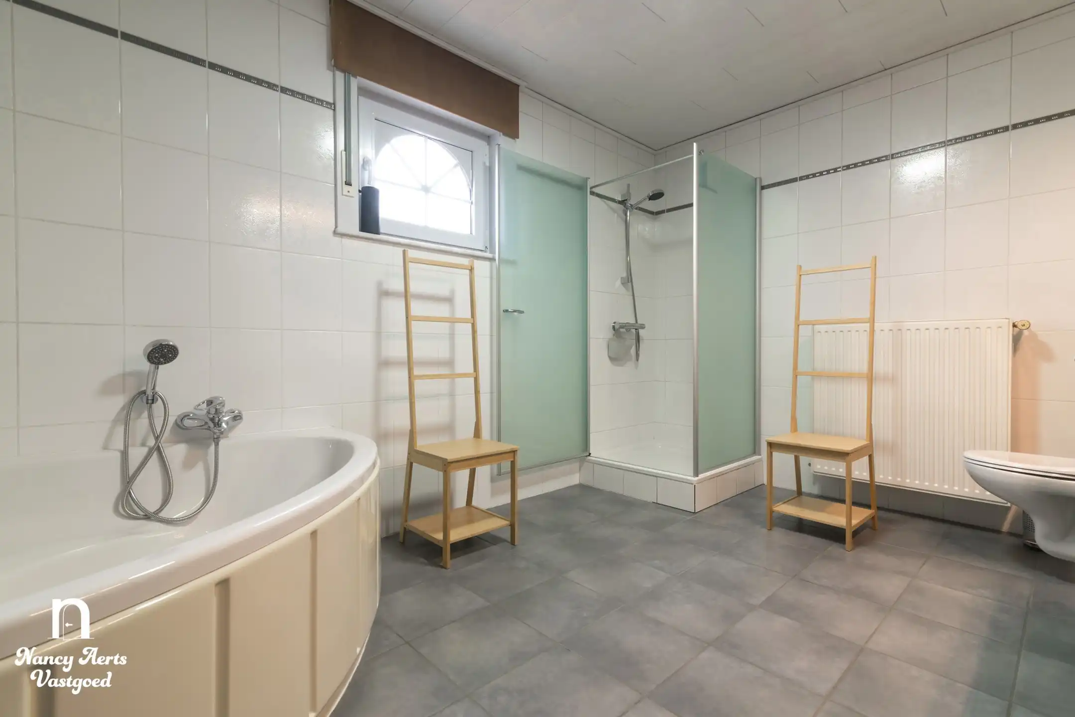Ruime villa met praktijkruimte, kelder en zonnige tuin foto 17