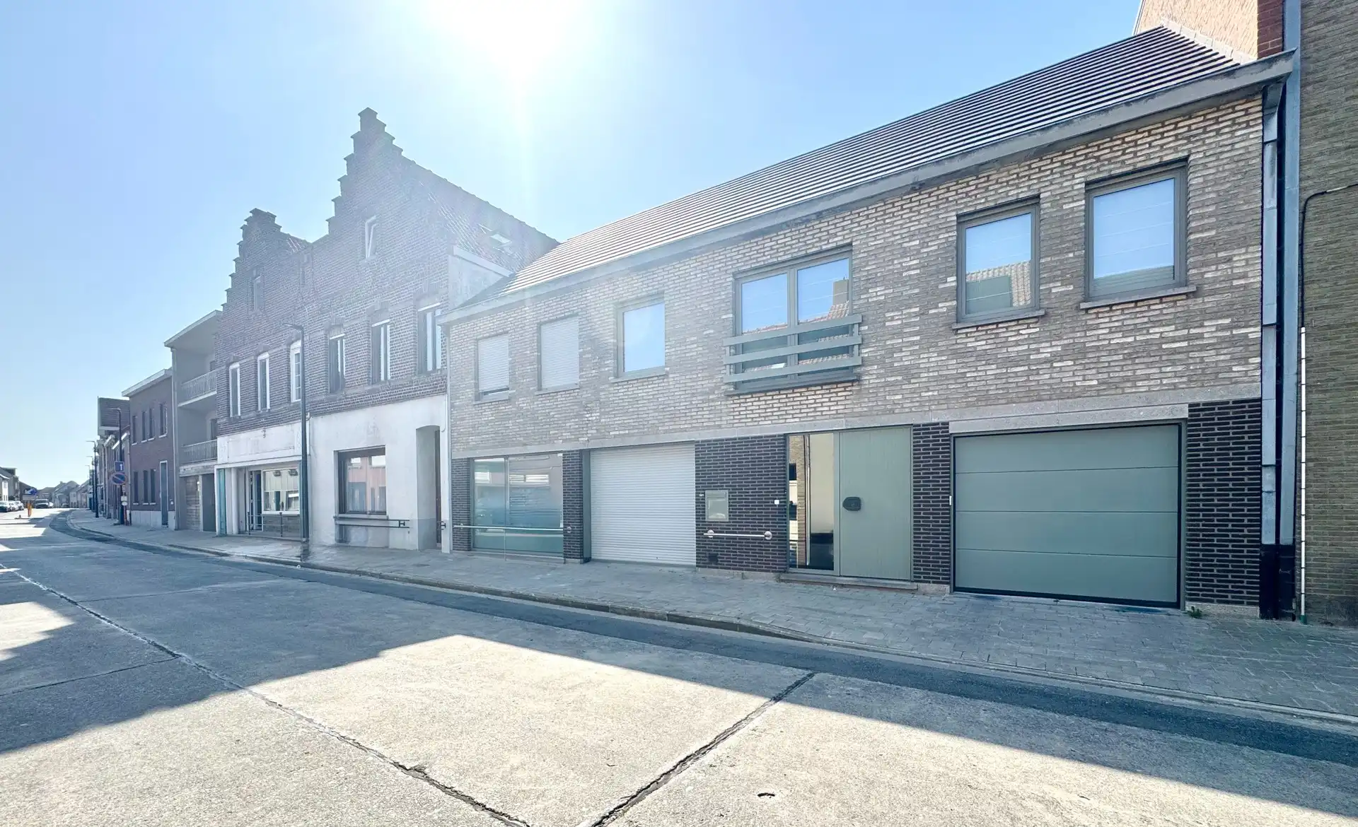 BREDE GEVEL- WOONST| HANDELSGELIJKVLOERS OF KANTOOR| DUBBELE GARAGE | TUIN |1.055 M² foto {{pictureIndex}}