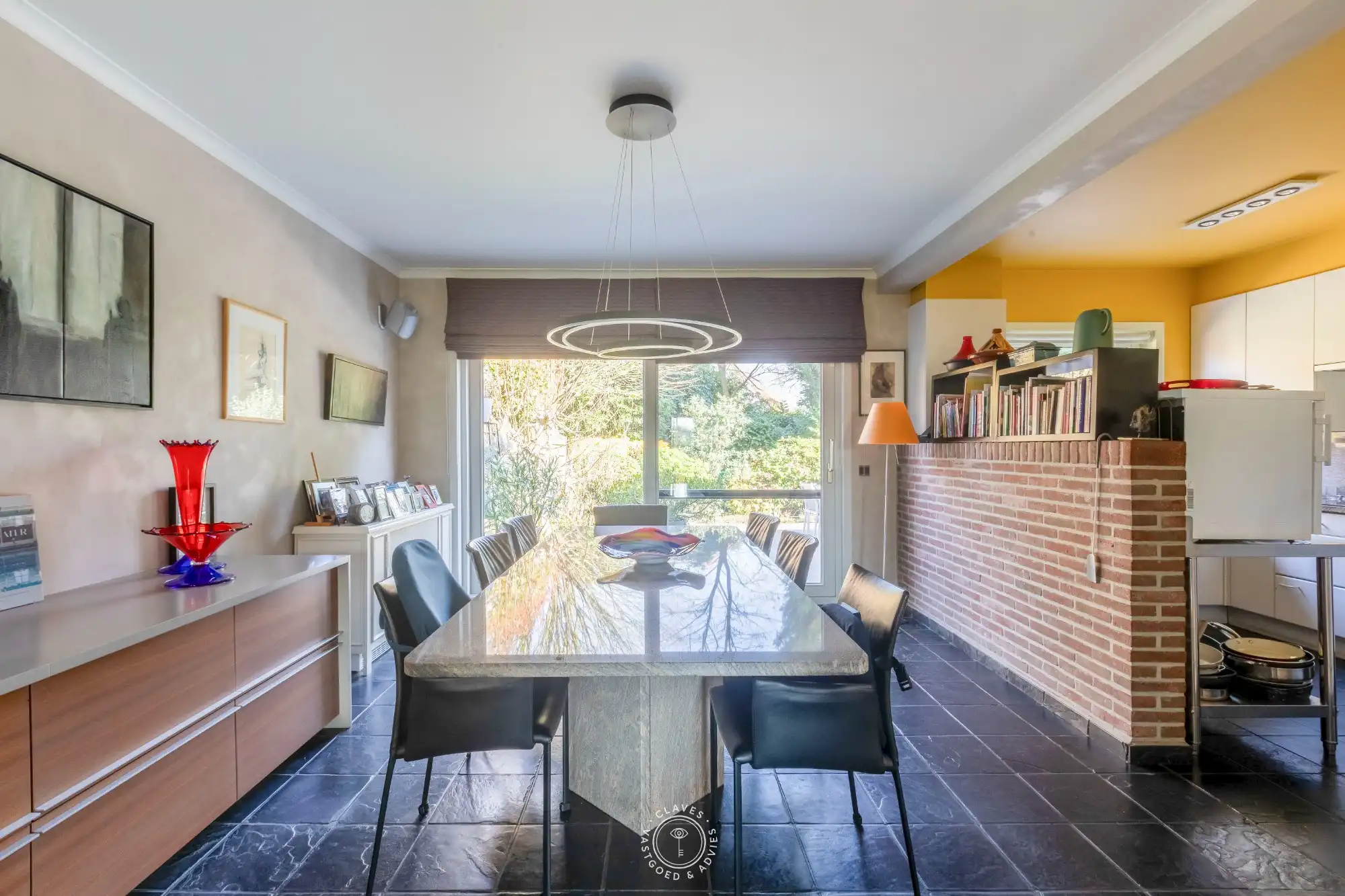 Huiselijke halfopen bebouwing met prachtige tuin in geliefde woonwijk foto 5