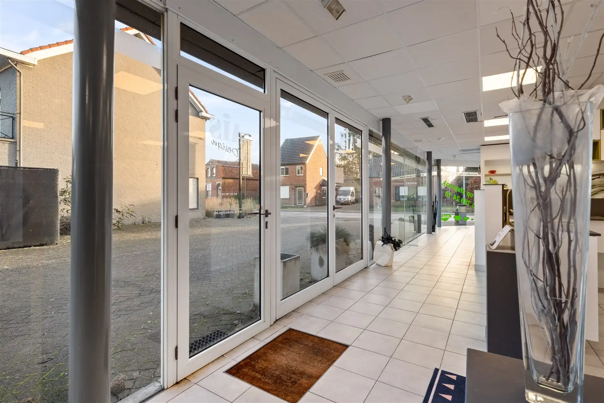 Ruim magazijn + showroom van samen 653m² groot foto 7