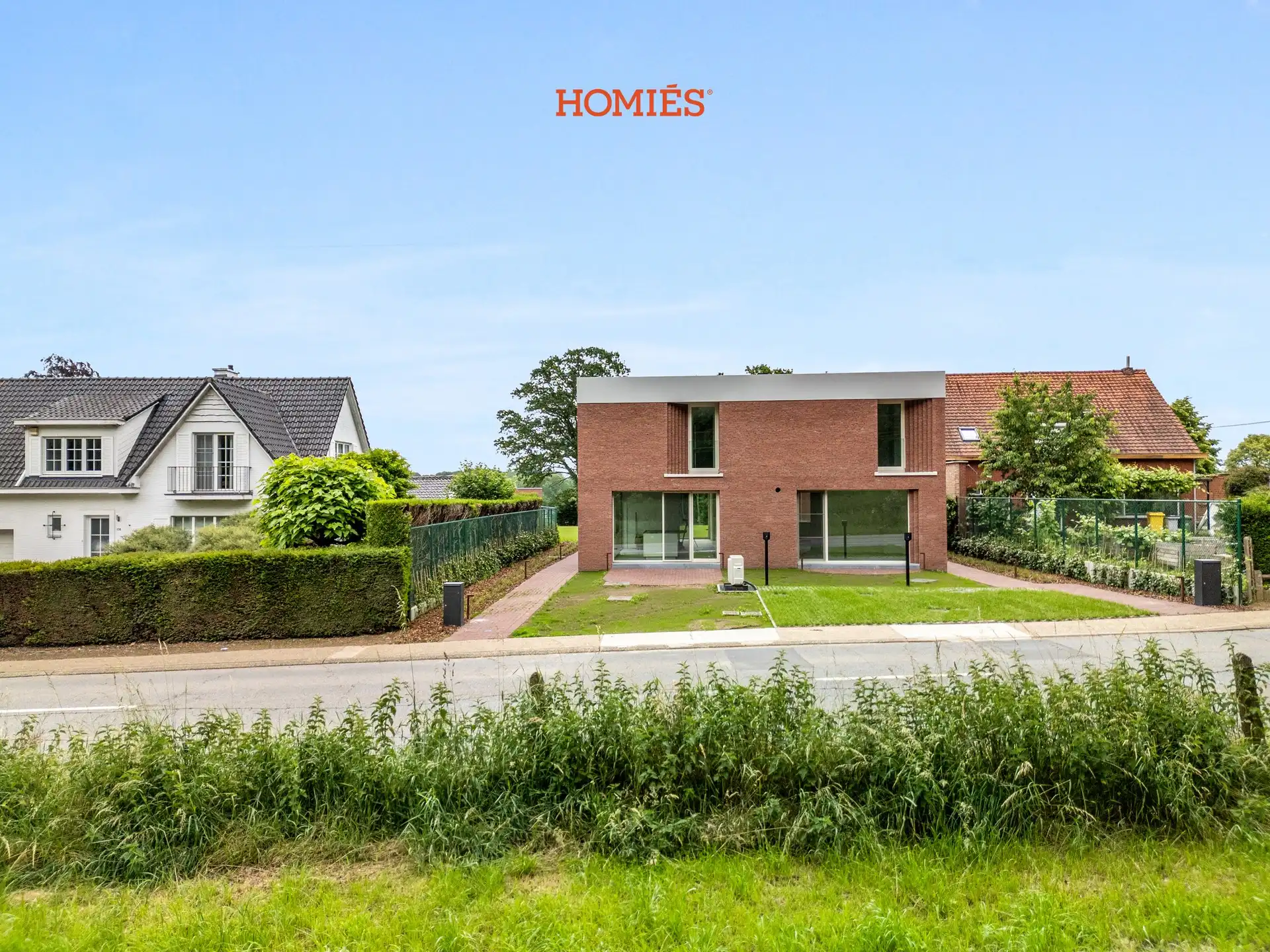 prachtige nieuwbouw met 3 slaapkamers en tuin met bos foto 2