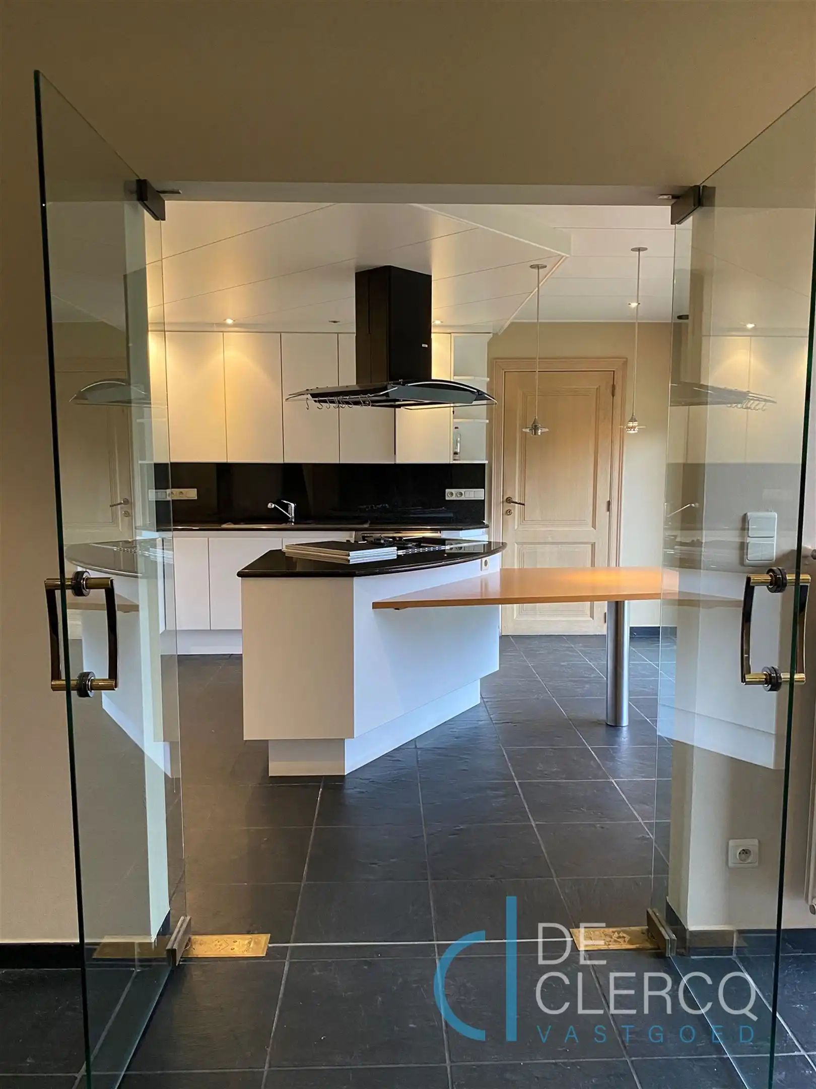 Karaktervolle woning verscholen in een rustige omgeving langs de Antwerpsesteenweg te Oostakker!  foto 6