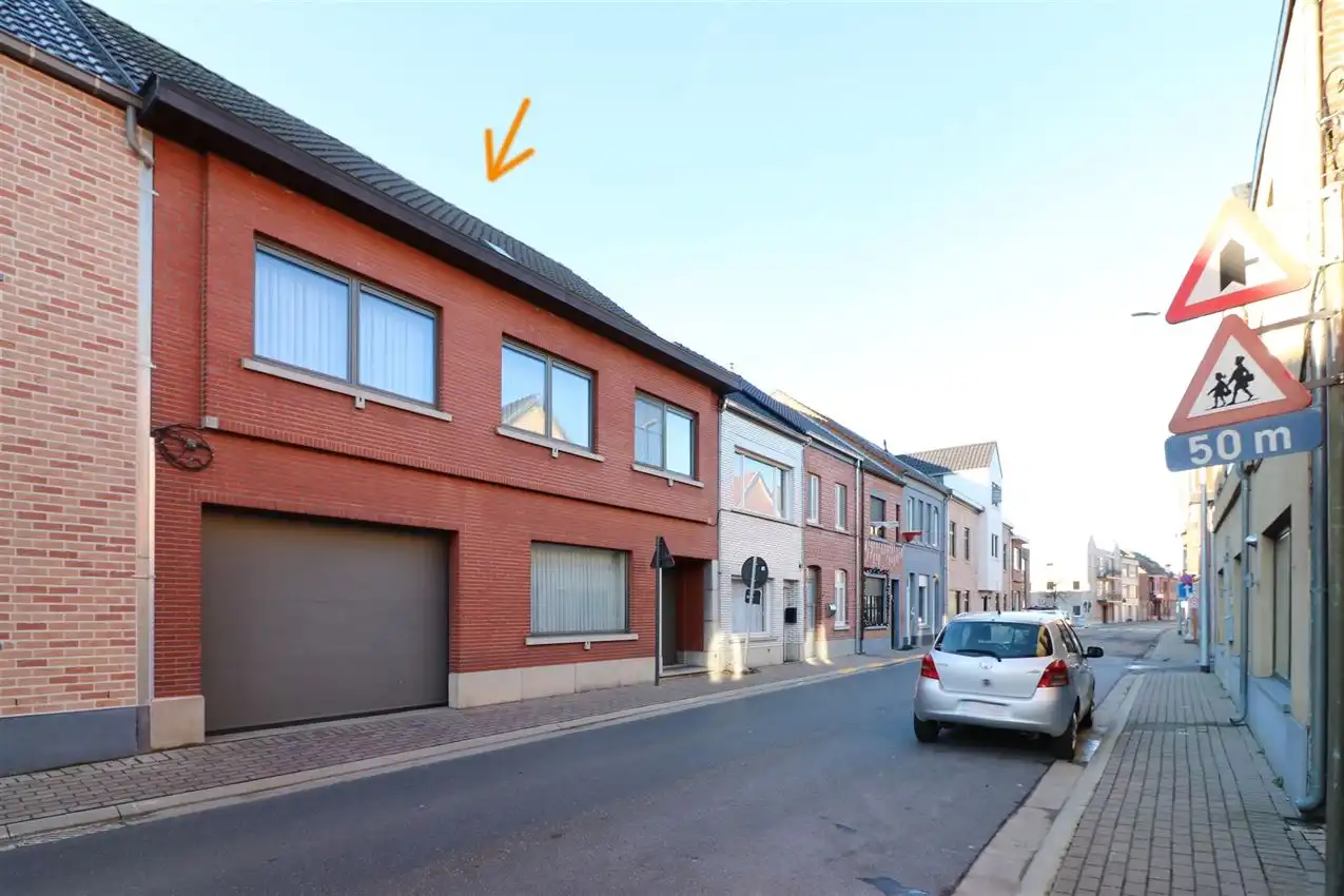Ruime woning met drie slaapkamers en gezellige koer foto {{pictureIndex}}