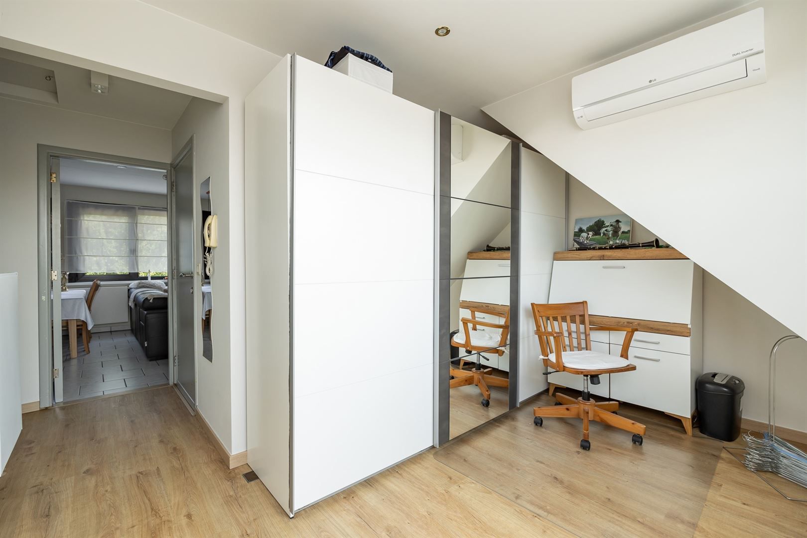 Gerenoveerd studio-appartement met zolder foto 9