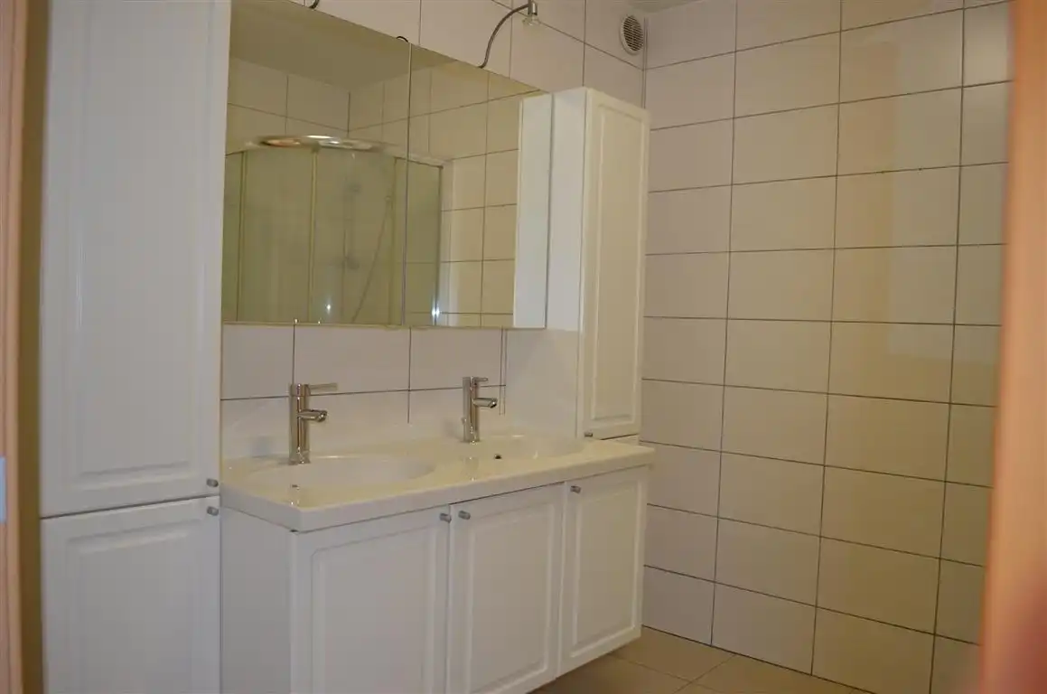 Recent gelijkvloers appartement met twee slaapkamers en privé garage aan de kanaalkom van Leopoldsburg. foto 9