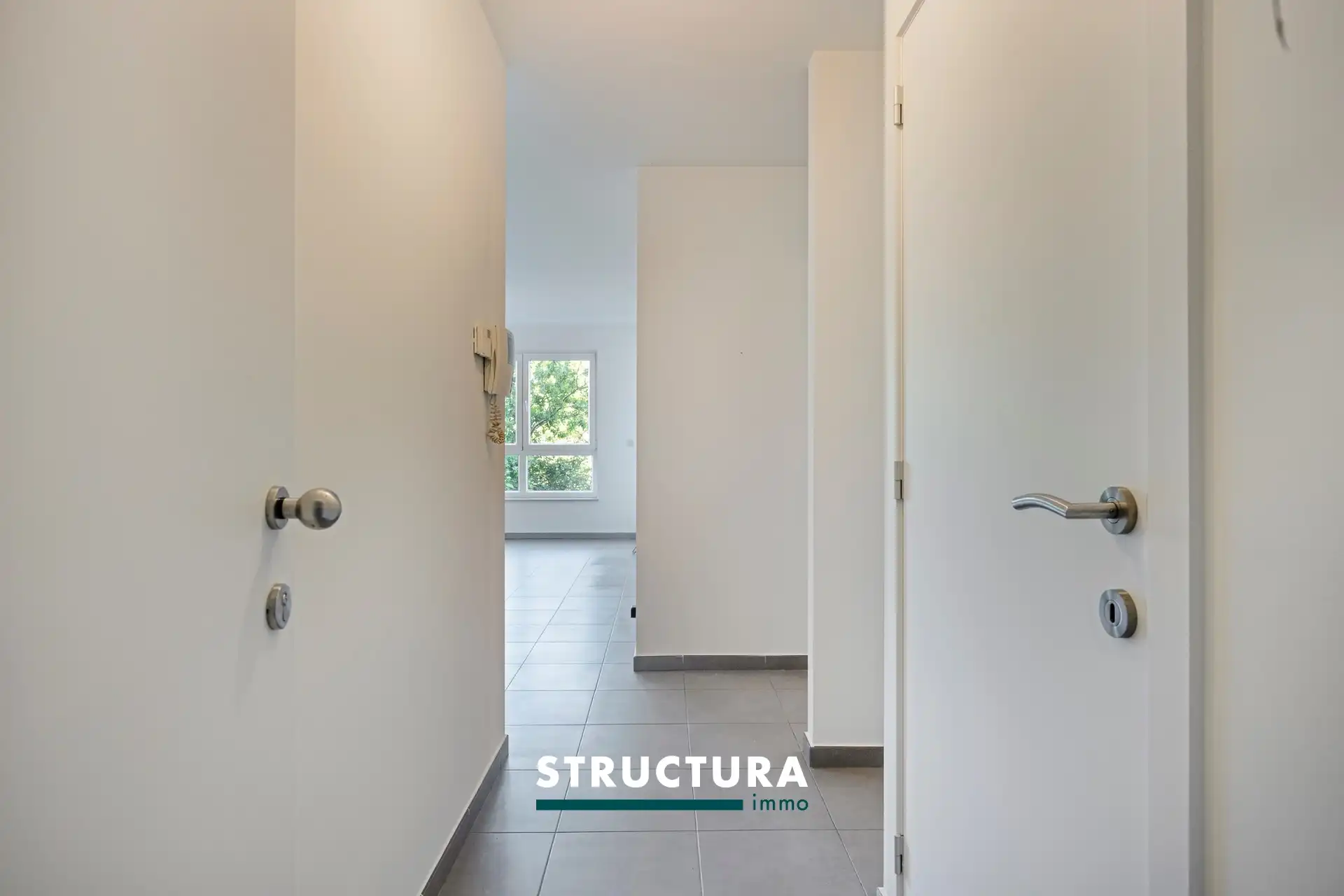 Te koop – Instapklaar appartement met 2 slaapkamers in hartje Laken. foto 7